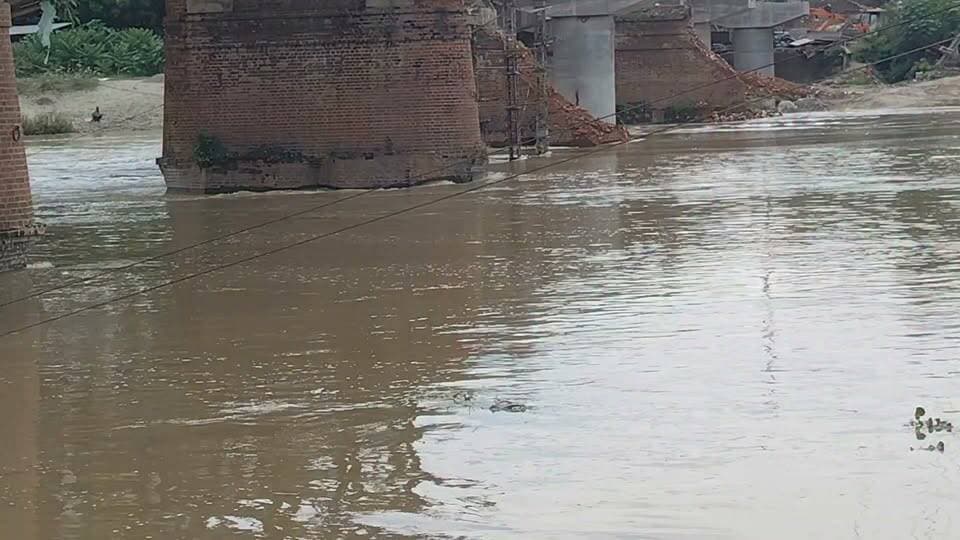 भारी बारिश के बीच नदियों के जलस्तर में बढ़ोतरी, दूनी बैराज से गर्रा में छोड़ा गया 19,483 क्यूसेक पानी
शाहजहांपुर। भारी बारिश के बीच जनपद की नदियों के जलस्तर में बढ़ोतरी दर्ज की गई है। सुबह आठ बजे जारी रिपोर्ट के अनुसार गंगा नदी का जलस्तर 142.22 मीटर, रामगंगा 135.87 मीटर, गर्रा 145.20 मीटर और खन्नौत नदी का जलस्तर 144.25 मीटर दर्ज किया गया। पिछले दिन की तुलना में गंगा में 0.02 मीटर, रामगंगा में 0.07 मीटर, गर्रा में 0.55 मीटर और खन्नौत में 1.50 मीटर की बढ़ोतरी हुई है। हालांकि, चारों नदियां अभी खतरे के निशान से नीचे हैं। सिंचाई विभाग की रिपोर्ट के मुताबिक दूनी बैराज से गर्रा नदी में 19,483 क्यूसेक पानी छोड़ा जा रहा है। कटना नदी में 3,100 क्यूसेक और खन्नौत नदी में 1,950 क्यूसेक पानी पहुंच रहा है। बढ़ते जलस्तर को देखते हुए संबंधित विभागों द्वारा निगरानी की जा रही है।