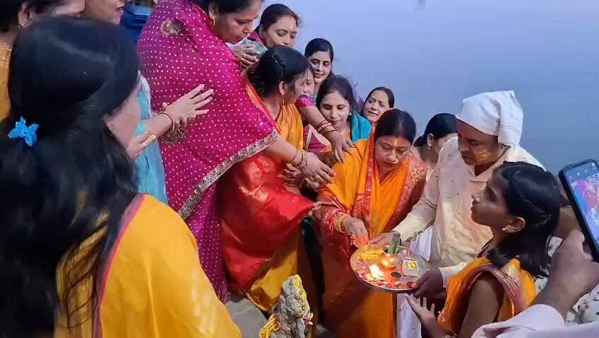 👉#गणपति बप्पा मोरया, अगले बरस तू जल्दी आ के जय- जयकार
--#सिटी पार्क से गणपति बप्पा को दी विदाई,विधि विधान के साथ विसर्जन
शाहजहांपुर।महानगर के मोहल्ला लोदीपुर स्थित सिटी पार्क कालोनी में चल रहे, गणेश उत्सव का धूमधाम से समापन हो गया। विधि विधान से पूजा अर्चना कर बप्पा को गाजे बाजे के साथ कालोनीवासियों ने विदाई दी।। सभी कालोनीवासियों में अपार उत्साह और श्रद्धा देखने को मिली। शोभायात्रा में शामिल श्रध्दालुओं ने भगवान श्री गणेश जी से प्रार्थना है कि वे समस्त क्षेत्रवासियों पर अपनी कृपा दृष्टि बनाए रखें, सभी के जीवन में सुख, समृद्धि, बुद्धि और खुशहाली प्रदान करें। बप्पा को विसर्जन के लिए हनुमतधाम पर ले जाया गया। जहां पूजा आरती कर भक्तों ने गणेशजी की प्रतिमा को जल में विसर्जित कर उनको विदाई दी। इस अवसर पर गणपति बप्पा मोरया, अगले बरस तू जल्दी आ के जय- जयकार लगे। इस दौरान अक्षय पाण्डेय, अमृता पाण्डेय, सुरेश मिश्रा, राजेश मिश्रा, अनुमेघा, अक्षिता, प्रमोद, कविता, शिवानी, दीपांजलि, शिवा, अंजू गुप्ता, राजू, रूपा, शालिनी, रेनू, राकेश, प्रिंशी, सीमा, इला,कमलेश, पवन, कल्पना, सुनीता, मीनू,पूजा, अर्चना, सोनम,अशोक, संतोष, सुमन, मंजू आदि श्रध्दालु शामिल हुए।