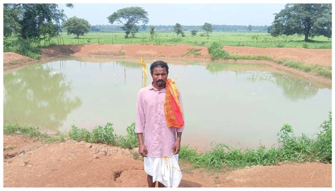 बस्तर के कोसमी में मनरेगा से बनी डबरी ने किसान अनुज की खेती को नई उम्मीद दी। ₹2.98 लाख की लागत से बनी 25×25 मीटर डबरी से वर्षा जल का संरक्षण और सिंचाई के लिए पानी उपलब्ध हुआ। निर्माण से 750+ मानव दिवस रोजगार भी मिला।
#मनरेगा #बस्तर