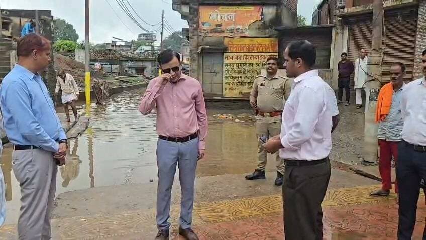 मंडलायुक्त एवं जिलाधिकारी ने रामघाट पहुंचकर मंदाकिनी नदी के जलस्तर एवं बाढ़ सुरक्षा व्यवस्थाओं का लिया जायजा
जनपद में लगातार दो दिनों से हो रही बारिश के कारण मंदाकिनी नदी के जलस्तर में वृद्धि के दृष्टिगत मंडलायुक्त चित्रकूटधाम मंडल, बांदा अजीत कुमार एवं जिलाधिकारी पुलकित गर्ग ने रामघाट पहुंचकर नदी के जलस्तर तथा बाढ़ सुरक्षा व्यवस्थाओं का स्थलीय निरीक्षण किया।
जिलाधिकारी ने बताया कि मंदाकिनी नदी का पानी घाट के किनारे तक पहुंच गया था, हालांकि वर्तमान में जलस्तर लगातार घट रहा है। उन्होंने कहा कि संभावित स्थिति को देखते हुए रामघाट क्षेत्र की दुकानों को पूर्व में ही अनाउंसमेंट कराकर खाली करा दिया गया था। साथ ही पूरे क्षेत्र में लगातार अनाउंसमेंट के माध्यम से लोगों को सतर्क किया जा रहा है।
जिलाधिकारी ने बताया कि बाढ़ की स्थिति से निपटने के लिए एसडीआरएफ, पीएसी की बटालियन एवं पुलिस बल पूरी तरह तैयार है। इसके साथ ही रैन बसेरों को भी तैयार रखा गया है। जलस्तर में लगातार कमी के बावजूद जिला प्रशासन पूरी तरह अलर्ट मोड पर है।
जिलाधिकारी ने जनपदवासियों से अपील की कि बारिश के दौरान पहाड़ों के नीचे अथवा कच्चे मकानों में रहने वाले लोग सुरक्षित स्थानों एवं पंचायत भवनों में शरण लें तथा किसी भी प्रकार की आपात स्थिति में प्रशासन को तत्काल सूचित करें।
मंडलायुक्त अजीत कुमार ने निर्देश दिए कि जलस्तर कम होने के बाद प्रभावित क्षेत्रों में ब्लीचिंग पाउडर का छिड़काव, स्वास्थ्य सेवाओं, विद्युत आपूर्ति एवं साफ-सफाई की समुचित व्यवस्था सुनिश्चित की जाए, ताकि जलभराव के बाद किसी प्रकार की बीमारी का प्रकोप न हो। उन्होंने बाढ़ की स्थिति को देखते हुए जनपद में की गई व्यवस्थाओं की सराहना करते हुए जिलाधिकारी एवं जिला प्रशासन की तैयारियों की प्रशंसा की।
#dmchitrakoot #SPChitrakoot #flood