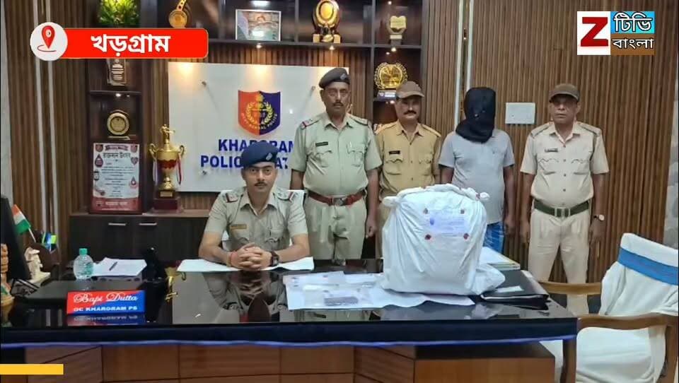 খড়গ্রামে প্রায় ৫ কেজি গাঁজাসহ গ্রেফতার এক যুবক