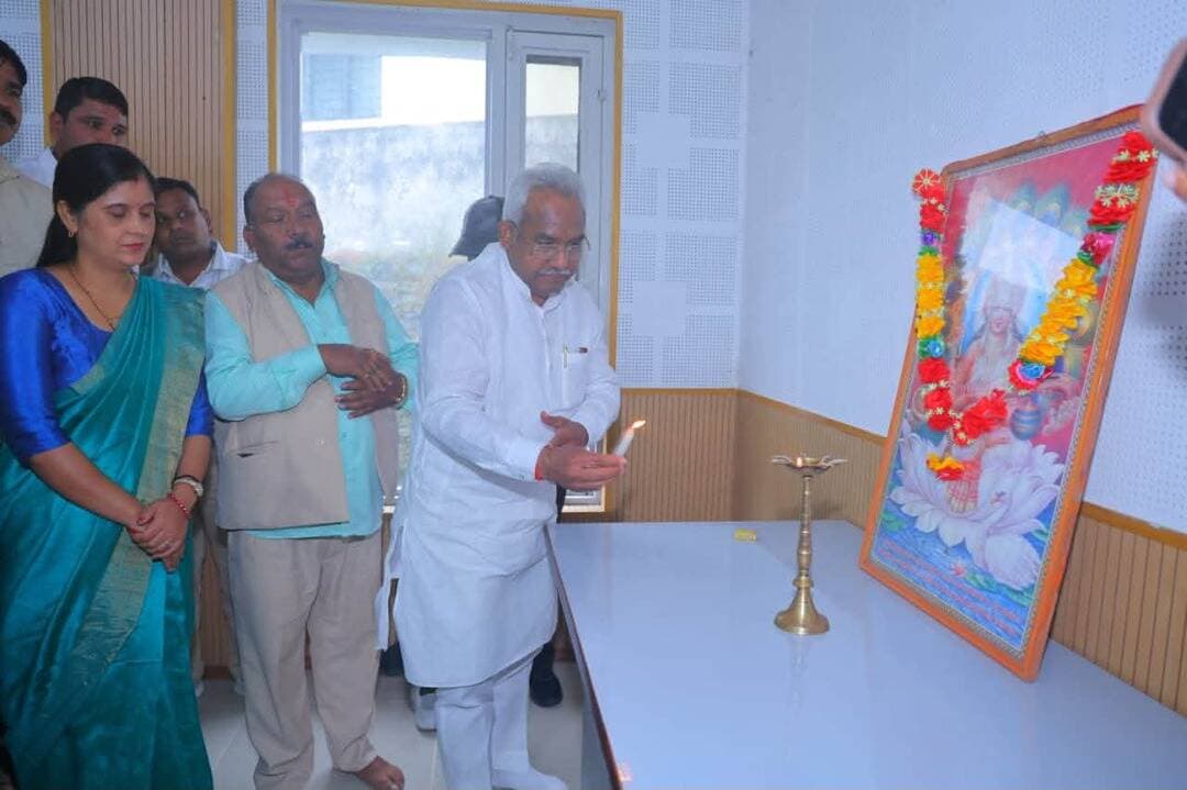 #विकासखंड कोट में सेवा संकल्प अभियान के बहुउद्देशीय शिविर में उमड़ा उत्साह, योजनाओं का लाभ पाकर खिले लाभार्थियों के चेहरे*
*प्रभारी मंत्री मदन कौशिक ने किया शुभारंभ, कृषि, मत्स्य, ग्रामोत्थान, समाज कल्याण सहित विभिन्न विभागों ने मौके पर पहुंचकर दी सेवाएं*
मुख्यमंत्री पुष्कर सिंह धामी की ‘जन-जन की सरकार, जन-जन के द्वार’ की भावना को धरातल पर पहुंचाते हुए जनपद पौड़ी गढ़वाल के विकासखंड कोट में सेवा संकल्प अभियान के तहत बहुउद्देशीय शिविर आयोजित किया गया। शिविर का शुभारंभ मुख्य अतिथि प्रदेश के कैबिनेट मंत्री तथा जिले के प्रभारी मंत्री मदन कौशिक ने दीप प्रज्ज्वलित कर किया। जिलाधिकारी स्वाति एस. भदौरिया तथा मुख्य विकास अधिकारी अशोक जोशी ने प्रभारी मंत्री तथा अन्य अतिथियों का स्वागत किया। राजकीय इंटर कॉलेज कोट की छात्राओं ने स्वागत गीत प्रस्तुत कर कार्यक्रम में उत्साह का संचार किया।
शिविर में पशुपालन, उद्यान, कृषि, शिक्षा, एनआरएलएम, परिवीक्षा, खाद्य, उद्योग, सहकारिता, स्वास्थ्य, मत्स्य, समाज कल्याण एवं सेवायोजन सहित विभिन्न विभागों द्वारा स्टॉल लगाकर लोगों को विभागीय योजनाओं एवं सेवाओं की जानकारी दी गई। अधिकारियों एवं कर्मचारियों ने ग्रामीणों की समस्याओं और आवश्यकताओं की जानकारी लेते हुए पात्र लाभार्थियों को योजनाओं से जोड़ने की प्रक्रिया को आगे बढ़ाया।
प्रभारी मंत्री ने कहा कि सेवा संकल्प अभियान का उद्देश्य सरकार की योजनाओं एवं सेवाओं को गांव-गांव तक पहुंचाकर पात्र लोगों को उनका लाभ दिलाना है। उन्होंने कहा कि प्रधानमंत्री नरेंद्र मोदी के मार्गदर्शन एवं मुख्यमंत्री पुष्कर सिंह धामी के निर्देशन में सरकार की योजनाओं का लाभ प्रत्येक पात्र व्यक्ति तक पहुंचाने के लिए लगातार प्रयास किए जा रहे हैं। प्रभारी मंत्री ने कहा कि जनकल्याणकारी योजनाओं का लाभ अंतिम पंक्ति में खड़े व्यक्ति तक पहुंचे, इसके लिए विभागीय अधिकारियों एवं जनप्रतिनिधियों को समन्वय के साथ कार्य करना होगा।
उन्होंने कहा कि सेवा संकल्प अभियान के माध्यम से सभी विभागों के बीच बेहतर समन्वय स्थापित कर माइक्रो लेवल पर लोगों तक योजनाओं का लाभ पहुंचाने का प्रयास किया जा रहा है। ग्राम स्तर पर ग्राम प्रधानों की महत्वपूर्ण भूमिका है। यदि प्रत्येक प्रधान अपने गांव की आवश्यकताओं और विकास की चिंता करते हुए विभागों के साथ समन्वय से कार्य करेगा तो विकास की गति और तेज होगी।
जिला पंचायत अध्यक्ष रचना बुटोला ने कहा कि राज्य सरकार की योजनाओं को जनता तक पहुंचाने के उद्देश्य से सेवा संकल्प अभियान शुरू किया गया है। उन्होंने कहा कि जनप्रतिनिधियों एवं अधिकारियों को अपने-अपने कार्यक्षेत्र में पूरी जिम्मेदारी के साथ योगदान देना होगा, ताकि अधिक से अधिक पात्र लोग योजनाओं से लाभान्वित हो सकें।
विधायक राजकुमार पोरी ने कहा कि सुशासन की भावना को मजबूत करने के लिए सेवा संकल्प अभियान संचालित किया जा रहा है। मुख्यमंत्री श्री पुष्कर सिंह धामी के नेतृत्व में महिलाओं, बुजुर्गों, युवाओं, बालिकाओं एवं किशोरों सहित समाज के विभिन्न वर्गों के विकास के लिए संचालित योजनाओं को जन-जन तक पहुंचाया जा रहा है।
इस अवसर पर कृषि विभाग की ओर से दो लाभार्थियों को 4-4 लाख फार्म मशीनरी बैंक, एक लाभार्थी को जियोलाइन टैंक तथा चार लाभार्थियों को नैपसेक स्प्रे वितरित किए गए। मत्स्य विभाग के एक लाभार्थी को चेक प्रदान किया गया। ग्रामोत्थान परियोजना के अंतर्गत छह लाभार्थियों को चेक, दो लाभार्थियों को महालक्ष्मी किट तथा समाज कल्याण विभाग के पांच लाभार्थियों को सहायक उपकरण वितरित किए गए। लाभार्थियों ने सरकार की योजनाओं से मिल रहे सहयोग के लिए आभार व्यक्त किया। गौरा देवी मातृशक्ति क्लस्टर की प्रमुख लक्ष्मी देवी ने अपने अनुभव साझा करते हुए सरकार की योजनाओं से मिल रहे सहयोग एवं लाभ के लिए आभार व्यक्त किया।
इस अवसर पर कैबिनेट मंत्री मदन कौशिक ने विभिन्न विभागों द्वारा लगाए गए स्टॉलों का निरीक्षण किया तथा विभागीय योजनाओं एवं सेवाओं की जानकारी ली। राजकीय इंटर कॉलेज कोट के विद्यार्थियों ने स्मार्ट सिटी, जल संचयन एवं जल संरक्षण से संबंधित अपने नवाचार एवं प्रयोगों का प्रदर्शन किया। कक्षा सातवीं के छात्र प्रियांशु तथा कक्षा दसवीं के छात्र शौर्य ने अपने तैयार किए मॉडल समक्ष प्रस्तुत किए। विद्यार्थियों के नवाचार की उपस्थित जनप्रतिनिधियों एवं अधिकारियों ने सराहना की। कार्यक्रम में राजकीय इंटर कॉलेज कोट की छात्राओं ने सांस्कृतिक प्रस्तुति देकर सभी का मन मोह लिया।