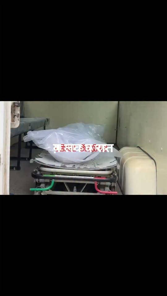 हेडिंग:
बेबसी में ‘अपनों’ का सहारा बनी राष्ट्रीय हिंदू सेना, बैतूल में बिहार के युवक का कराया अंतिम संस्कार
वॉइस ओवर:
बैतूल से इंसानियत की एक ऐसी तस्वीर सामने आई है, जिसने पराए शहर में भी अपनों का एहसास करा दिया।
बिहार के गोपालगंज निवासी 27 वर्षीय धर्मेंद्र महतो सिकंदराबाद से दानापुर जाने वाली ट्रेन से अपने घर लौट रहे थे। इसी दौरान सफर में अचानक उनकी तबीयत बिगड़ गई। साथ मौजूद लोगों ने उन्हें बैतूल रेलवे स्टेशन पर उतारा और जिला अस्पताल पहुंचाया, लेकिन डॉक्टरों ने उन्हें मृत घोषित कर दिया।
धर्मेंद्र के परिवार की आर्थिक स्थिति बेहद कमजोर थी। ऐसे में बैतूल से शव को बिहार ले जाना परिवार के लिए संभव नहीं था। दुख और बेबसी की इस घड़ी में राष्ट्रीय हिंदू सेना परिवार के लिए सहारा बनी।
संगठन के कार्यकर्ताओं ने धर्मेंद्र को अपना परिजन मानते हुए उनके अंतिम संस्कार की जिम्मेदारी उठाई। बैतूल के मां माचना मोक्ष धाम में शुक्रवार शाम करीब 6 बजे पूरे धार्मिक विधि-विधान और सम्मान के साथ धर्मेंद्र महतो का अंतिम संस्कार कराया गया।
इस दौरान राष्ट्रीय हिंदू सेना मध्य प्रदेश के प्रदेश अध्यक्ष दीपक मालवीय सहित सुनील नागोरे, दिलीप उच्चैसरे, विदित मालवीय, सुमित कुमार शर्मा और सुमित कुमार पशवार मौजूद रहे।
मुश्किल वक्त में जब परिवार खुद को असहाय महसूस कर रहा था, तब संगठन ने मदद का हाथ बढ़ाकर इंसानियत और सामाजिक जिम्मेदारी की मिसाल पेश की। धर्मेंद्र को श्रद्धांजलि देने के साथ कार्यकर्ताओं ने शोकाकुल परिवार को हरसंभव संबल देने का भरोसा भी दिलाया।
#बैतूल #बैतूल_न्यूज़ #मध्यप्रदेश #मध्यप्रदेश_न्यूज़ #गोपालगंज #बिहार #धर्मेंद्र_महतो #राष्ट्रीय_हिंदू_सेना #इंसानियत #मानवता #अंतिम_संस्कार #मदद_का_हाथ #सामाजिक_जिम्मेदारी #माचना_मोक्ष_धाम #मानवीय_पहल #श्रद्धांजलि #मानवता_की_मिसाल #बेबसी_में_सहारा #BetulNews #MadhyaPradeshNews #BiharNews #Humanity #NewsUpdate
