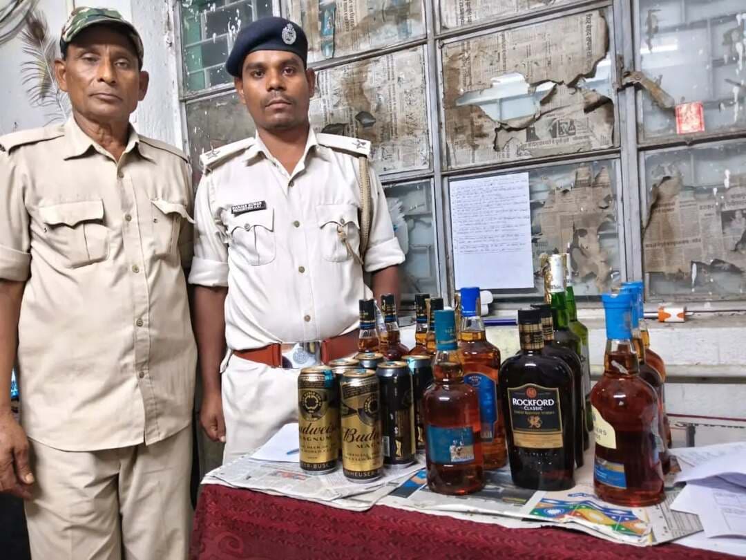 समाहरणालय पूर्णिया,
जनसंपर्क कार्यालय,
प्रेस विज्ञप्ति:-1510,
दिनांक 26/9/2026,
==================
पूर्णिया में अवैध शराब के खिलाफ मद्यनिषेध विभाग की बड़ी कार्रवाई, 32.5 लीटर शराब और बाइक जब्त, 4 गिरफ्तार:-
जिला पदाधिकारी श्री अंशुल कुमार (भा०प्र०से०) के निर्देशानुसार पूर्णिया जिले में अवैध शराब के निर्माण, भंडारण, परिवहन और बिक्री के खिलाफ चलाए जा रहे विशेष अभियान के तहत मद्यनिषेध विभाग की टीम ने गुरुवार को विभिन्न स्थानों पर सघन छापेमारी की।
कार्रवाई के दौरान विभाग ने कुल 13.500 लीटर अवैध विदेशी शराब, 19.000 लीटर अवैध देशी शराब और परिवहन में इस्तेमाल की जा रही एक मोटरसाइकिल जब्त करते हुए चार अभियुक्तों को गिरफ्तार किया है।
स्थानवार कार्रवाई क्रमशः--:
सदर (आईनामहल):--- छापेमारी कर 02.000 लीटर अवैध देशी चुलाई शराब बरामद की गई और मौके से एक अभियुक्त को गिरफ्तार किया गया।
सदर (बसगामा): 02.000 लीटर अवैध देशी चुलाई शराब के साथ एक अभियुक्त को गिरफ्तार किया गया।
सदर (अब्दुल्ला नगर):- 10.000 लीटर अवैध देशी चुलाई शराब जब्त करते हुए एक अभियुक्त की गिरफ्तारी हुई है।
सदर (बसगामा):- 05.000 लीटर अवैध देशी चुलाई शराब के साथ परिवहन में प्रयुक्त 'Super Splendor' मोटरसाइकिल (रजिस्ट्रेशन नंबर: BR11BC-4331) जब्त की गई और एक अभियुक्त को गिरफ्तार किया गया है।
डालकोला चेकपोस्ट:-वाहन जांच के दौरान 13.500 लीटर अवैध विदेशी शराब लावारिस स्थिति में बरामद की गई।
सभी मामलों में संबंधित कानूनी धाराओं के तहत अग्रिम विधिसम्मत कार्रवाई की जा रही है।
जारी रहेगा सख्त अभियान:--
मद्यनिषेध विभाग, पूर्णिया द्वारा अवैध शराब के कारोबार में संलिप्त व्यक्तियों के विरुद्ध यह अभियान आगे भी लगातार जारी रहेगा।
आम जनता से अपील:-
जिला प्रशासन एवं मद्यनिषेध विभाग ने आम नागरिकों से अपील की है कि अवैध शराब के निर्माण,भंडारण,परिवहन या बिक्री से संबंधित किसी भी प्रकार की सूचना विभाग को दें। सूचना देने वाले व्यक्ति की पहचान पूर्णतः गोपनीय रखी जाएगी।
Information & Public Relations Department, Government of Bihar
#cmsamrat
#samratchaudhary