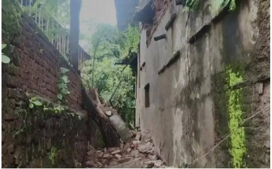 कटनी जर्जर भवन का बारजा भरभराकर गिरा, अधेड़ की दर्दनाक मौत
सागर पुलिया के पास अग्रवाल बिल्डिंग में हादसा, मलबे में दबने से गई जान
कटनी के रंगनाथ नगर थाना क्षेत्र में शनिवार दोपहर बड़ा हादसा हो गया। मिशन चौक में बजाज एजेंसी के सामने स्थित जर्जर अग्रवाल बिल्डिंग का बारजा अचानक भरभराकर गिर गया। हादसे में बारजे पर खड़े एक अधेड़ की मलबे की चपेट में आने से मौके पर ही मौत हो गई। घटना के बाद मौके पर अफरा-तफरी मच गई।
जानकारी के मुताबिक सागर पुलिया के पास स्थित अग्रवाल बिल्डिंग में प्रेम लाल पिता लूसन प्रसाद गड़ारी किराए से रहते थे। पिछले तीन दिनों से लगातार हो रही बारिश के कारण भवन का बारजा कमजोर और जर्जर हो गया था।
शनिवार दोपहर प्रेम लाल बारजे के ऊपर खड़े थे, तभी अचानक बारजे का एक हिस्सा भरभराकर नीचे गिर गया। प्रेम लाल भी मलबे के साथ नीचे आ गिरे। गंभीर चोट लगने के कारण उनकी मौके पर ही मौत हो गई।
हादसे के बाद आसपास के लोगों में हड़कंप मच गया। सूचना मिलते ही रंगनाथ नगर थाना पुलिस मौके पर पहुंची और घटनास्थल का निरीक्षण किया। पुलिस ने शव को कब्जे में लेकर जिला अस्पताल पहुंचाया है। मामले में आवश्यक कार्रवाई की जा रही है।