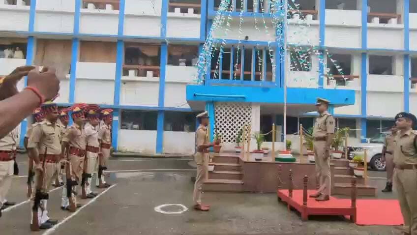 आज दिनांक 26.09.2026 को पुलिस महानिरीक्षक, मगध क्षेत्र, गयाजी के समाहरणालय, नवादा आगमन पर गार्ड द्वारा सलामी दी गई। इस अवसर पर पुलिस अधीक्षक, नवादा सहित अन्य वरीय पुलिस पदाधिकारी उपस्थित रहे।