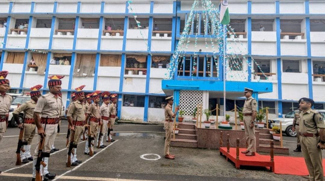 आज दिनांक 26.09.2026 को पुलिस महानिरीक्षक, मगध क्षेत्र, गयाजी के समाहरणालय, नवादा आगमन पर गार्ड द्वारा सलामी दी गई। इस अवसर पर पुलिस अधीक्षक, नवादा सहित अन्य वरीय पुलिस पदाधिकारी उपस्थित रहे।