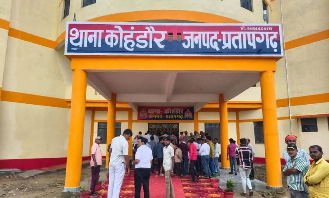 👉 जिलाधिकारी प्रतापगढ़ श्री अभिषेक पाण्डेय एवं पुलिस अधीक्षक प्रतापगढ़ श्री दीपक भूकर द्वारा नवनिर्मित थाना कोहंडौर का उद्घाटन कर विधिवत कार्य संचालन कराया गया-
➡️ जनपद प्रतापगढ़ में कानून-व्यवस्था को और अधिक सुदृढ़ करने, आमजन को त्वरित एवं प्रभावी पुलिस सेवाएं उपलब्ध कराने तथा जनसुनवाई व्यवस्था को और अधिक प्रभावी बनाने के उद्देश्य से आज दिनांक 26.09.2026 को जिलाधिकारी प्रतापगढ़ श्री अभिषेक पाण्डेय एवं पुलिस अधीक्षक प्रतापगढ़ श्री दीपक भूकर द्वारा नवनिर्मित थाना ‘कोहंडौर’ का विधिवत उद्घाटन कर थाना परिसर से कार्य संचालन प्रारंभ कराया गया।
➡️ इस अवसर पर अपर पुलिस अधीक्षक (पूर्वी) श्री आलोक कुमार एवं अपर पुलिस अधीक्षक (पश्चिमी) श्री बृजनन्दन राय सहित जनपद के अन्य वरिष्ठ पुलिस एवं प्रशासनिक अधिकारीगण उपस्थित रहे।
उद्घाटन के पश्चात जिलाधिकारी एवं पुलिस अधीक्षक द्वारा थाना परिसर का भ्रमण कर विभिन्न व्यवस्थाओं का निरीक्षण किया गया। इस दौरान कार्यालय, जनसुनवाई कक्ष, मालखाना, हवालात, कंप्यूटर कक्ष सहित थाना परिसर में उपलब्ध अन्य व्यवस्थाओं का जायजा लिया गया तथा संबंधित अधिकारियों एवं कर्मचारियों को आवश्यक दिशा-निर्देश दिए गए।
➡️ पुलिस अधीक्षक श्री दीपक भूकर द्वारा थाना पुलिस को निर्देशित किया गया कि थाना क्षेत्र में कानून-व्यवस्था बनाए रखने, अपराध एवं अपराधियों पर प्रभावी नियंत्रण तथा आमजन की शिकायतों के त्वरित एवं गुणवत्तापूर्ण निस्तारण को सर्वोच्च प्राथमिकता दी जाए। थाना पर आने वाले प्रत्येक फरियादी के साथ शालीन एवं संवेदनशील व्यवहार सुनिश्चित करते हुए उनकी समस्याओं का नियमानुसार समाधान कराया जाए।
➡️ जिलाधिकारी श्री अभिषेक पाण्डेय एवं पुलिस अधीक्षक श्री दीपक भूकर द्वारा थाना परिसर में उपलब्ध संसाधनों एवं व्यवस्थाओं को व्यवस्थित रखने तथा आमजन के लिए सुविधाजनक वातावरण बनाए रखने पर विशेष बल दिया गया। अधिकारियों द्वारा थाना परिसर की साफ-सफाई एवं अभिलेखों के सुव्यवस्थित रख-रखाव के संबंध में भी आवश्यक निर्देश दिए गए।
नवनिर्मित थाना कोहंडौर से विधिवत कार्य संचालन प्रारंभ होने से क्षेत्र में पुलिस सेवाओं की उपलब्धता एवं जनसुनवाई व्यवस्था को और अधिक प्रभावी बनाने में सहायता मिलेगी। थाना स्तर पर आमजन की शिकायतों के निस्तारण, कानून-व्यवस्था एवं अपराध नियंत्रण संबंधी कार्यवाही को स्थानीय स्तर पर और अधिक प्रभावी ढंग से संचालित किया जा सकेगा।
कार्यक्रम के दौरान क्षेत्राधिकारीगण, थाना प्रभारी कोहंडौर, जनपद के अन्य पुलिस एवं प्रशासनिक अधिकारी/कर्मचारीगण सहित क्षेत्र के अन्य गणमान्य व्यक्ति उपस्थित रहे।