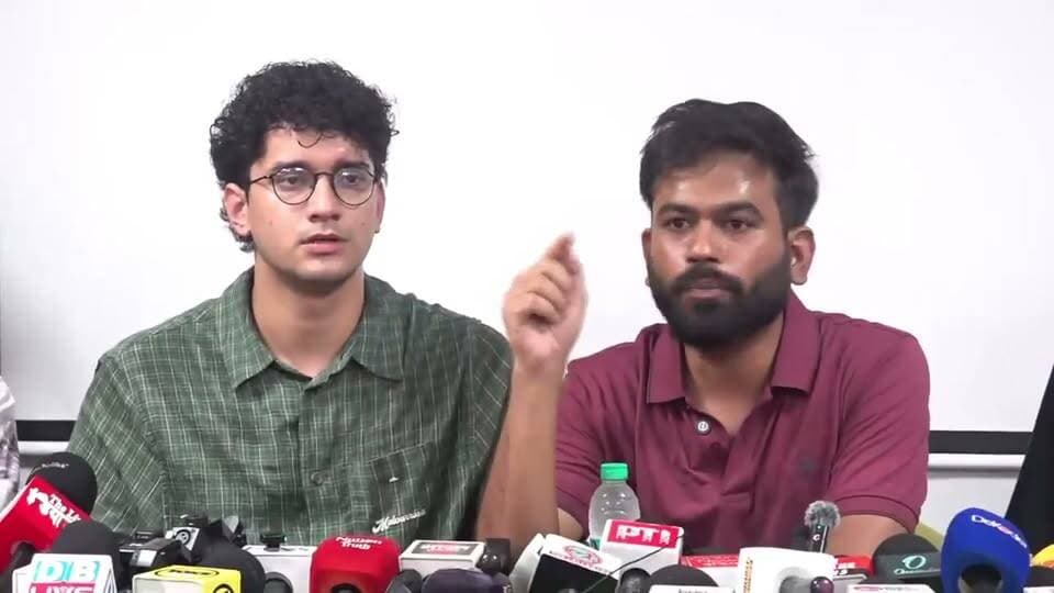 दिपके ने ये बात तो सही कही है…
जिन विपक्षी दलों को लगता है कि चुनावों में धांधली हो रही है…
उन सभी दलों को एक स्टेंड लेना चाहिए
और चुनावों का बहिष्कार करना चाहिए…
आप चुनाव भी लड़ेंगे… और चुनावी प्रक्रिया को Rigged भी कहोगे…
तो जनता कभी तुम पर भरोसा नहीं करेगी….!!!