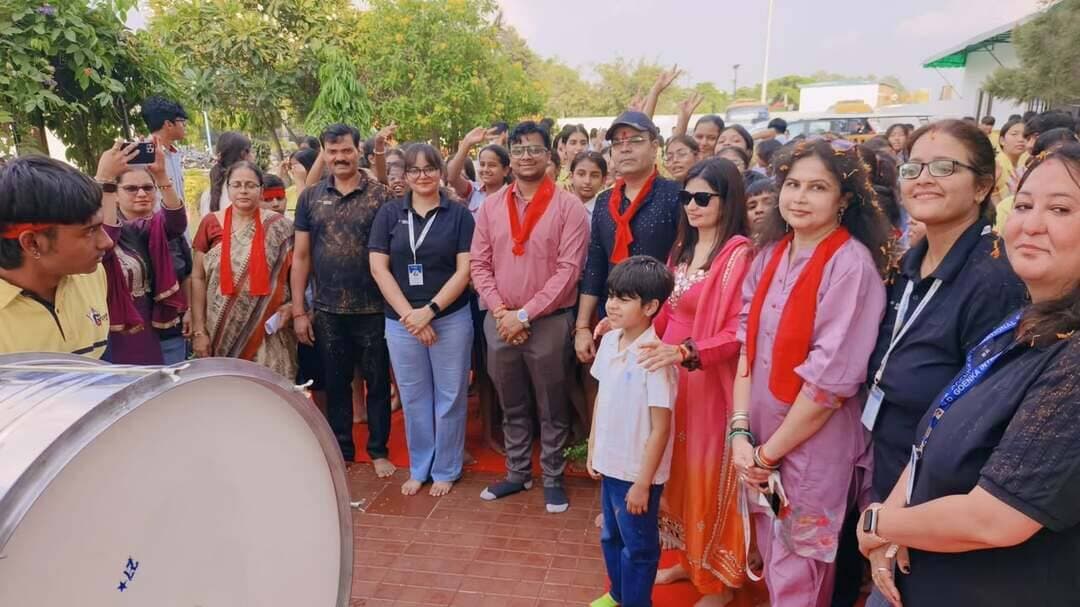 जीडी गोयनका इंटरनेशनल स्कूल, रोहतक में गणेश विसर्जन समारोह श्रद्धा एवं भक्ति के साथ संपन्न
रोहतक, 25 सितंबर 2026:
जीडी गोयनका इंटरनेशनल स्कूल, रोहतक में गणेश उत्सव के समापन अवसर पर गणेश विसर्जन समारोह का आयोजन श्रद्धा, भक्ति एवं हर्षोल्लास के साथ किया गया। विद्यालय परिसर में भगवान श्री गणेश की विधिवत पूजा-अर्चना एवं आरती के पश्चात विद्यार्थियों एवं स्टाफ सदस्यों ने भक्तिमय वातावरण में गणपति बप्पा को भावपूर्ण विदाई दी।
इस अवसर पर विद्यालय के निदेशक श्री विक्रांत मायना एवं श्रीमती सान्या मायना, सहायक निदेशक डॉ. अमन अग्रवाल, प्रधानाचार्या डॉ. श्रुति शर्मा एवं प्रधानाध्यापिका सुश्री अनामिका बलहारा विशेष रूप से उपस्थित रहे। विद्यालय परिवार ने गणपति बप्पा से सभी के जीवन में सुख, समृद्धि, शांति एवं सकारात्मक ऊर्जा बनाए रखने की प्रार्थना की।
गणेश विसर्जन के दौरान विद्यार्थियों ने “गणपति बप्पा मोरया, अगले बरस तू जल्दी आ” के जयघोष के साथ उत्सव को भावपूर्ण विदाई दी। यह आयोजन विद्यार्थियों को भारतीय संस्कृति, परंपराओं, श्रद्धा और पर्यावरण के प्रति जागरूकता का संदेश देने वाला रहा।
समस्त विद्यालय परिवार ने गणपति बप्पा के प्रति अपनी श्रद्धा अर्पित करते हुए आगामी वर्ष पुनः उनके आगमन की मंगलकामना की ।