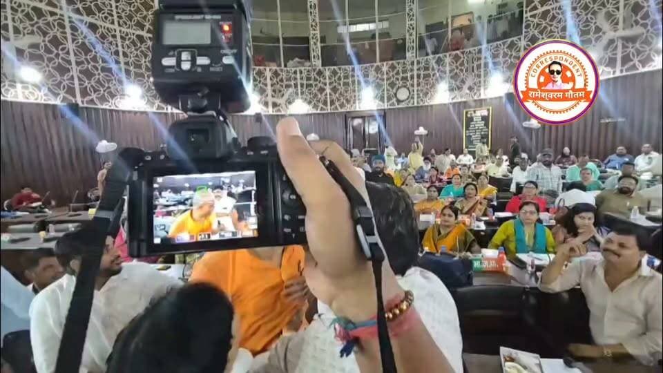 सदन की कार्रवाई के दौरान भाजपा पार्षद विकास जायसवाल और सपा पार्षद रजत कौशिक के बीच हुई जमकर भिड़ंत,वीडियो वायरल।