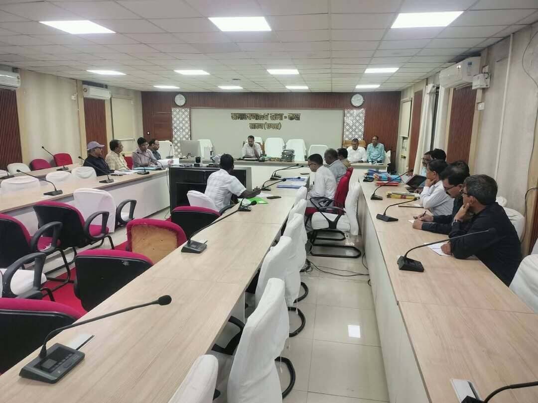 सारण शिक्षक निर्वाचन क्षेत्र: सोनपुर अंचल कार्यालय के बूथ को बदलने का प्रस्ताव पारित,
पंचायत सरकार भवन दुधैला में बनेगा नया मतदान केंद्र
छपरा 26 सितंबर 2026
सारण शिक्षक निर्वाचन क्षेत्र के अंचल कार्यालय, सोनपुर में अवस्थित मतदान केंद्र को बदलने के लिए सारण समाहरणालय सभागार में एक महत्वपूर्ण बैठक आयोजित की गई। यह बैठक जिलाधिकारी सह सहायक निर्वाची पदाधिकारी वैभव श्रीवास्तव की अध्यक्षता में राजनीतिक दलों के प्रतिनिधियों के साथ संपन्न हुई।
बैठक के दौरान यह जानकारी दी गई कि वर्तमान अंचल कार्यालय भवन नवनिर्माण कार्य के कारण टूट चुका है। ऐसी स्थिति में, इसके विकल्प के तौर पर पंचायत सरकार भवन, दुधैला में नया बूथ बनाए जाने का प्रस्ताव रखा गया।
अधिकारियों ने बताया कि भारत निर्वाचन आयोग के दिशा-निर्देशों के अनुसार मतदान केंद्र संबंधित क्षेत्र से 16 किलोमीटर के दायरे में होना अनिवार्य है। प्रस्तावित नया स्थान पूर्व के बूथ से मात्र पांच किलोमीटर की दूरी पर स्थित है और यह मतदाताओं की पहुंच के लिए अधिक सुलभ भी है।
बैठक में उपस्थित राजनीतिक दलों के प्रतिनिधियों ने इन सभी बिंदुओं पर विचार करने के बाद अपनी सहमति जताते हुए इस प्रस्ताव को पारित कर दिया। तदुपरांत, जिलाधिकारी ने उप निर्वाचन पदाधिकारी जावेद एकबाल को यह निर्देश दिया कि वे इस प्रस्ताव को निर्वाची पदाधिकारी सह आयुक्त के पास प्रेषित करें, ताकि भारत निर्वाचन आयोग से आवश्यक सहमति प्राप्त करने की कार्रवाई पूरी की जा सके। बैठक में उप विकास आयुक्त लक्ष्मण तिवारी, अपर समाहर्ता मुकेश कुमार, कांग्रेस के फिरोज इकबाल, जदयू के प्रभाष शंकर, लोजपा (रा) के मृत्युंजय कुमार, सीपीआई एमएल के अखिलेश कुमार एवं रालोसपा के डाॅ अशोक कुशवाहा उपस्थित थे.