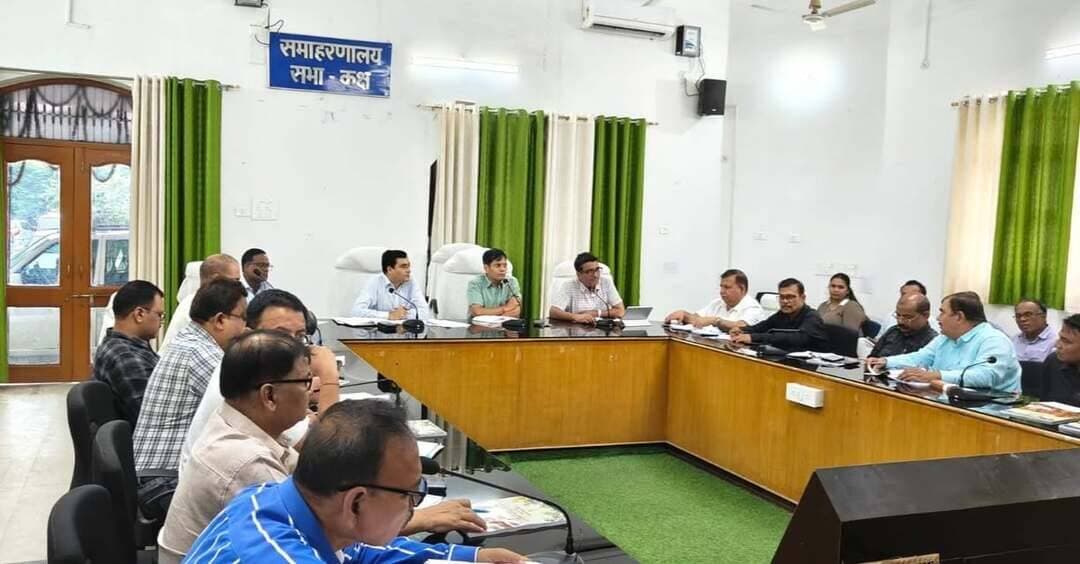 आज दिनांक-26.09.2026 को डॉ प्रदीप कुमार उप विकास आयुक्त की अध्यक्षता में VB-G RAM G योजना की समीक्षात्मक बैठक पूर्वी चंपारण समाहरणालय स्थित डॉ राधाकृष्णन सभागार में आहूत की गई। उक्त बैठक में निदेशक, एन०ई०पी०, जिला कार्यक्रम पदाधिकारी (मनरेगा), कार्यपालक अभियन्ता (मनरेगा), सहायक अभियन्ता (मनरेगा), कार्यक्रम पदाधिकारी (मनरेगा), कनीय अभियन्ता एवं पंचायत तकनीकी सहायक उपस्थित थे।
उक्त बैठक में मानव दिवस सृजन समीक्षा के क्रम में पाया गया कि जिला स्तर पर 31.03 प्रतिशत की उपलब्धि है, जबकि राज्य स्तर पर 32.61 प्रतिशत की उपलब्धि है, जिसमें कतिपय प्रखण्डों की उपलब्धि जिले के औसत से कम पायी गई, जिसमें मेहसी प्रखण्ड में 15.1 प्रतिशत, कल्याणपुर प्रखण्ड में 16.56 प्रतिशत, बंजरिया प्रखण्ड में 17.31 प्रतिशत, आदापुर प्रखण्ड में 22.42 प्रतिशत, घोड़ासहन प्रखण्ड में 23.45 प्रतिशत, बनकटवा प्रखण्ड में 23.94 प्रतिशत, पकड़ीदयाल प्रखण्ड में 24.22 प्रतिशत, कोटवा प्रखण्ड में 24.22 प्रतिशत, रामगढवा प्रखण्ड में 25.52 प्रतिशत, चिरैया प्रखण्ड में 26.00 प्रतिशत, संग्रामपुर प्रखण्ड में 27.21 प्रतिशत, चकिया प्रखण्ड में 27.27 प्रतिशत, मधुबन प्रखण्ड 29.34 प्रतिशत, पताही प्रखण्ड में 29.61 प्रतिशत, सुगौली प्रखण्ड में 29.79 प्रतिशत एवं हरसिद्धि प्रखण्ड में 29.91 प्रतिशत है। सभी संबंधित कार्यक्रम पदाधिकारियों को एक सप्ताह के अन्दर मानव दिवस सृजन में अपेक्षित प्रगति प्राप्त करने का निदेश दिया गया।
पी०एम०ए०वाई०जी० अभिसरण : समीक्षा के क्रम में पाया गया कि जिला स्तर पर कुल 23957 योजनाओं में से 2861 योजनाओं में एम०आर० निर्गत कर 11.94 प्रतिशत की उपलब्धि हासिल की गई है, जिसमें कुछ प्रखण्डों की उपलब्धि जिले के औसत से कम पायी गई, जो इस प्रकार है:-पीपराकोठी प्रखण्ड में 0.38, संग्रामपुर प्रखण्ड में 0.41 प्रतिशत, कोटवा प्रखण्ड में 0.66 प्रतिशत, रक्सौल प्रखण्ड में 0.91 प्रतिशत, पताही प्रखण्ड में 1.57 प्रतिशत, अरेराज प्रखण्ड में 2.12 प्रतिशत, तेतरिया प्रखण्ड में 2.17 प्रतिशत, छौड़ादानो प्रखण्ड में 4.55 प्रतिशत, सुगौली प्रखण्ड में 4.92 प्रतिशत, चिरैया प्रखण्ड में 5.28 प्रतिशत, पकड़ीदयाल प्रखण्ड में 5.58 प्रतिशत, आदापुर प्रखण्ड में 6.17 प्रतिशत, ढाका प्रखण्ड में 7.84 प्रतिशत, मेहसी प्रखण्ड में 9.21 प्रतिशत एवं फेनहारा प्रखण्ड में 9.92 प्रतिशत की उपलब्धि है। सभी कार्यक्रम पदाधिकारियों को PMAY-G अभिसरण में एक सप्ताह के अन्दर अपेक्षित प्रगति प्राप्त करने का निदेश दिया गया।
ई० के०वाई०सी० समीक्षा के क्रम में पाया गया कि जिले में कुल 4,36,850 सक्रिय मजदूरों में से 3,94,818 मजूदरों का ई० के०वाई०सी० कर जिला स्तर पर 90.06 प्रतिशत की उपलब्धि हासिल की गई है। कुल 41,877 ई० के०वाई०सी० हेतु लंबित है। सभी कार्यक्रम पदाधिकारियों को एक सप्ताह के अन्दर शत-प्रतिशत सक्रिय मजदूरों का ई०-के०वाई०सी० कराने का निदेश दिया गया।
वृक्षारोपण योजना इस योजनान्तर्गत वित्तीय वर्ष-2026-27 के लिए जिला स्तर पर 950400 का लक्ष्य निर्धारित किया गया है, जिसमें एम०आई०एस० पर 5085 योजनाओं की इन्ट्री की गई है, जिसमें 1360 योजनाएँ चालू 28.62 प्रतिशत की उपलब्धि हासिल की गई है। सभी कार्यक्रम पदाधिकारियों को एक सप्ताह के अन्दर निर्धारित लक्ष्य के अनुसार योजना प्रारंभ करने का निदेश दिया गया।
भुगतान की समीक्षा के क्रम में पाया गया कि इस अवयव के तहत जिला स्तर पर 77.89 प्रतिशत एवं राज्य स्तर पर 82.73 प्रतिशत की उपलब्धि है। कतिपय प्रखण्डों की उपलब्धि जिले के औसत उपलब्धि से भी कम पायी गई, जो इस प्रकार है: बनकटवा प्रखण्ड में 44.40 प्रतिशत, चकिया प्रखण्ड में 46.56 प्रतिशत, पकड़ीदयाल प्रखण्ड में 47.21 प्रतिशत, छौड़ादानों प्रखण्ड में 54.20 प्रतिशत बंजरिया प्रखण्ड में 54.24 प्रतिशत, ढाका प्रखण्ड में 57.42 प्रतिशत, पताही प्रखण्ड में 60.62 प्रतिशत, तेतरिया प्रखण्ड में 60.93 प्रतिशत, घोड़ासहन प्रखण्ड में 62.79 प्रतिशत, मधुबन प्रखण्ड में 70. 04 प्रतिशत, कोटवा प्रखण्ड में 71.31 प्रतिशत, फेनहारा प्रखण्ड में 71.37 प्रतिशत एवं रामगढ़वा प्रखझड में 76.26 प्रतिशत की उपलब्धि है। सभी कार्यक्रम पदाधिकारियों को Timely Payment में 90 प्रतिशत की उपलब्धि प्राप्त करने का निदेश दिया गया।
Information & Public Relations Department, Government of Bihar