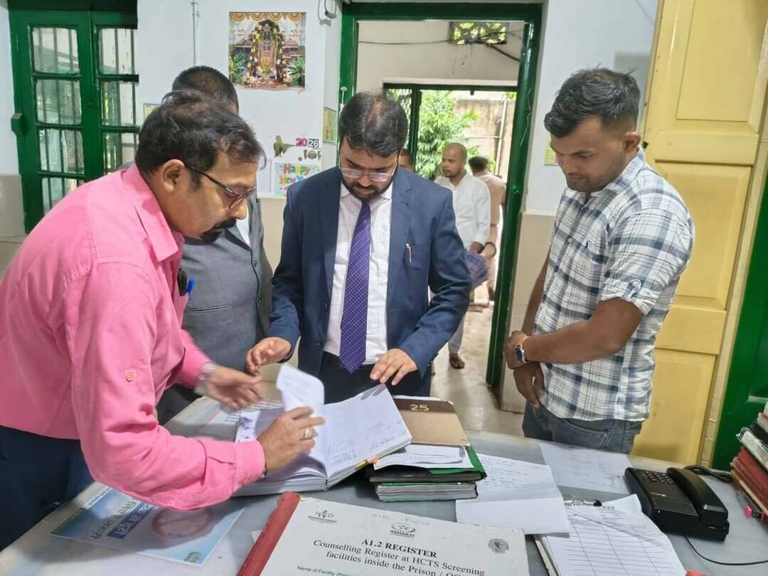 प्रेस विज्ञप्ति
प्रधान जिला एवं सत्र न्यायाधीश ने केंद्रीय कारा एवं पर्यवेक्षण गृह का किया विस्तृत निरीक्षण
मोतिहारी, दिनांक 26.09.2026
प्रधान जिला एवं सत्र न्यायाधीश-सह-अध्यक्ष, जिला विधिक सेवा प्राधिकार, पूर्वी चंपारण, मोतिहारी श्री अभिषेक कुमार दास द्वारा मुख्य न्यायिक दंडाधिकारी श्री पुनीत कुमार तिवारी एवं सचिव, जिला विधिक सेवा प्राधिकार, पूर्वी चंपारण, मोतिहारी श्री नितिन त्रिपाठी के साथ आज केंद्रीय कारा, मोतिहारी एवं पर्यवेक्षण गृह, मोतिहारी का विस्तृत निरीक्षण किया गया।
निरीक्षण के दौरान अधिकारियों द्वारा दोनों संस्थानों के विभिन्न वार्डों का क्रमवार एवं विस्तृत निरीक्षण किया गया तथा बंदियों एवं किशोरों को उपलब्ध कराई जा रही मूलभूत सुविधाओं, भोजन, स्वच्छता, चिकित्सा व्यवस्था, सुरक्षा, विधिक सहायता एवं अन्य व्यवस्थाओं की स्थिति का जायजा लिया गया।
केंद्रीय कारा का वार्डवार निरीक्षण
केंद्रीय कारा के निरीक्षण के दौरान विभिन्न वार्डों में जाकर वहां रह रहे बंदियों से सीधे बातचीत की गई तथा उनकी समस्याओं एवं आवश्यकताओं के संबंध में जानकारी ली गई। बंदियों से भोजन की गुणवत्ता, पेयजल, साफ-सफाई, चिकित्सा सुविधा, दवाओं की उपलब्धता, मुलाकात की व्यवस्था तथा विधिक सहायता के संबंध में भी जानकारी प्राप्त की गई।
निरीक्षण के दौरान वार्डों एवं परिसर में साफ-सफाई और स्वच्छता को सर्वोच्च प्राथमिकता देने का निर्देश दिया गया। शौचालयों, स्नानागारों, रहने के स्थानों तथा आसपास के क्षेत्रों की नियमित सफाई एवं समुचित रख-रखाव सुनिश्चित करने को कहा गया।
भोजन की गुणवत्ता एवं स्वच्छता पर विशेष जोर
अधिकारियों द्वारा कारा में बंदियों को उपलब्ध कराए जा रहे भोजन की गुणवत्ता एवं स्वच्छता की भी जानकारी ली गई। भोजन की गुणवत्ता, निर्धारित मेन्यू के अनुसार भोजन उपलब्ध कराने, भोजन तैयार करने के स्थान की स्वच्छता तथा भोजन वितरण के दौरान स्वच्छता मानकों का पालन सुनिश्चित करने के निर्देश दिए गए।
यह स्पष्ट किया गया कि बंदियों को स्वच्छ, पौष्टिक एवं गुणवत्तापूर्ण भोजन उपलब्ध कराना कारा प्रशासन की महत्वपूर्ण जिम्मेदारी है और इसमें किसी प्रकार की लापरवाही नहीं होनी चाहिए।
चिकित्सा व्यवस्था की समीक्षा
निरीक्षण के दौरान कारा अस्पताल एवं चिकित्सा व्यवस्था का भी जायजा लिया गया। बंदियों को समय पर चिकित्सकीय जांच, आवश्यक दवाएं एवं उपचार उपलब्ध कराने तथा गंभीर अथवा विशेषज्ञ चिकित्सा की आवश्यकता वाले बंदियों को समय पर उचित उच्चतर चिकित्सा संस्थान में भेजने की व्यवस्था सुनिश्चित करने पर बल दिया गया।
नियमित स्वास्थ्य परीक्षण एवं चिकित्सा अभिलेखों के उचित संधारण के संबंध में भी आवश्यक निर्देश दिए गए।
आरोपियों की समय पर न्यायालय में पेशी
निरीक्षण के दौरान आरोपियों/बंदियों की न्यायालय में समय पर पेशी के संबंध में भी विशेष रूप से चर्चा की गई। निर्देश दिया गया कि किसी भी आरोपी की न्यायालय में पेशी अनावश्यक रूप से लंबित न हो तथा जहां विधि एवं न्यायालय के निर्देशों के अनुसार आवश्यक हो, वहां समय पर भौतिक अथवा वैधानिक रूप से अनुमत माध्यम से पेशी सुनिश्चित की जाए।
इससे संबंधित अभिलेखों एवं व्यवस्थाओं की भी समीक्षा की गई।
विधिक सहायता का लाभ प्रत्येक पात्र व्यक्ति तक पहुंचाने का निर्देश
निरीक्षण के दौरान विधिक सहायता क्लिनिक की कार्यप्रणाली एवं उपलब्ध सुविधाओं का भी जायजा लिया गया। अधिकारियों ने कहा कि कोई भी बंदी केवल आर्थिक असमर्थता के कारण अधिवक्ता अथवा न्यायिक सहायता से वंचित नहीं रहना चाहिए।
सभी पात्र बंदियों को निःशुल्क विधिक सहायता, पैनल अधिवक्ता की सुविधा, उनके मामलों की जानकारी, जमानत, अपील एवं अन्य उपलब्ध कानूनी उपायों के संबंध में आवश्यक जानकारी उपलब्ध कराने का निर्देश दिया गया।
विधिक सहायता क्लिनिक को प्रभावी रूप से संचालित करते हुए प्रत्येक जरूरतमंद बंदी तक उसकी सुविधा पहुंचाने तथा विधिक सहायता से संबंधित अभिलेखों एवं रजिस्टरों को अद्यतन रखने पर विशेष बल दिया गया।
पर्यवेक्षण गृह का विस्तृत निरीक्षण
इसके पश्चात प्रधान जिला एवं सत्र न्यायाधीश-सह-अध्यक्ष, डीएलएसए, मुख्य न्यायिक दंडाधिकारी एवं सचिव, डीएलएसए द्वारा पर्यवेक्षण गृह, मोतिहारी का भी विस्तृत निरीक्षण किया गया।
पर्यवेक्षण गृह के विभिन्न वार्डों एवं परिसर का क्रमवार निरीक्षण करते हुए वहां रह रहे किशोरों को उपलब्ध कराई जा रही सुविधाओं की जानकारी ली गई। किशोरों से बातचीत कर उनके भोजन, स्वास्थ्य, शिक्षा, मनोरंजन, रहने की व्यवस्था एवं अन्य आवश्यकताओं के संबंध में जानकारी प्राप्त की गई।
स्वच्छता, स्वास्थ्य एवं भोजन पर विशेष निर्देश
पर्यवेक्षण गृह के निरीक्षण के दौरान परिसर, आवासीय वार्ड, शौचालय, स्नानागार एवं अन्य स्थानों में नियमित एवं गुणवत्तापूर्ण साफ-सफाई सुनिश्चित करने का निर्देश दिया गया।
किशोरों को पौष्टिक एवं स्वच्छ भोजन उपलब्ध कराने तथा भोजन की गुणवत्ता की नियमित निगरानी करने पर विशेष जोर दिया गया। साथ ही प्रत्येक किशोर के स्वास्थ्य की नियमित जांच एवं आवश्यकता के अनुसार समय पर चिकित्सा सुविधा उपलब्ध कराने के निर्देश दिए गए।
किशोरों के अधिकार एवं विधिक सहायता
निरीक्षण के दौरान यह सुनिश्चित करने पर विशेष बल दिया गया कि पर्यवेक्षण गृह में रह रहे प्रत्येक किशोर को उसके कानूनी अधिकारों एवं निःशुल्क विधिक सहायता की जानकारी हो।
विधिक सहायता क्लिनिक के माध्यम से किशोरों तथा उनके मामलों से संबंधित पात्र व्यक्तियों को आवश्यक कानूनी सहायता उपलब्ध कराने तथा किसी भी जरूरतमंद को विधिक सहायता से वंचित नहीं रहने देने का निर्देश दिया गया।
अधिकारियों ने कहा कि किशोरों के साथ संवेदनशील एवं सम्मानजनक व्यवहार किया जाए तथा उनके पुनर्वास, शिक्षा, कौशल विकास एवं समाज की मुख्यधारा में पुनर्स्थापन की दिशा में निरंतर प्रयास किया जाना चाहिए।
निरीक्षण के दौरान समग्र व्यवस्था की समीक्षा
निरीक्षण के दौरान दोनों संस्थानों में उपलब्ध मूलभूत सुविधाओं, सुरक्षा व्यवस्था, भोजन, स्वच्छता, चिकित्सा, अभिलेखों के संधारण, न्यायालय में पेशी तथा विधिक सहायता की उपलब्धता की समग्र समीक्षा की गई।
प्रधान जिला एवं सत्र न्यायाधीश श्री अभिषेक कुमार दास ने संबंधित पदाधिकारियों को निर्देशित किया कि कारा एवं पर्यवेक्षण गृह में रहने वाले प्रत्येक व्यक्ति के मानवीय अधिकारों, स्वास्थ्य, स्वच्छता एवं गरिमापूर्ण जीवन का विशेष ध्यान रखा जाए तथा शासन एवं न्यायालय द्वारा निर्धारित सभी मानकों का प्रभावी अनुपालन सुनिश्चित किया जाए।
मुख्य न्यायिक दंडाधिकारी श्री पुनीत कुमार तिवारी एवं सचिव, डीएलएसए श्री नितिन त्रिपाठी ने भी निरीक्षण के दौरान संबंधित पदाधिकारियों को आवश्यक निर्देश दिए तथा यह सुनिश्चित करने पर बल दिया कि निःशुल्क विधिक सहायता की सुविधा प्रत्येक पात्र व्यक्ति तक वास्तविक रूप से पहुंचे।
निरीक्षण का मुख्य उद्देश्य कारा एवं पर्यवेक्षण गृह में रहने वाले व्यक्तियों को बेहतर, सुरक्षित, स्वच्छ, मानवीय एवं विधि-सम्मत वातावरण उपलब्ध कराना तथा उनके अधिकारों एवं विधिक सहायता तक उनकी प्रभावी पहुंच सुनिश्चित करना रहा।
Information & Public Relations Department, Government of Bihar