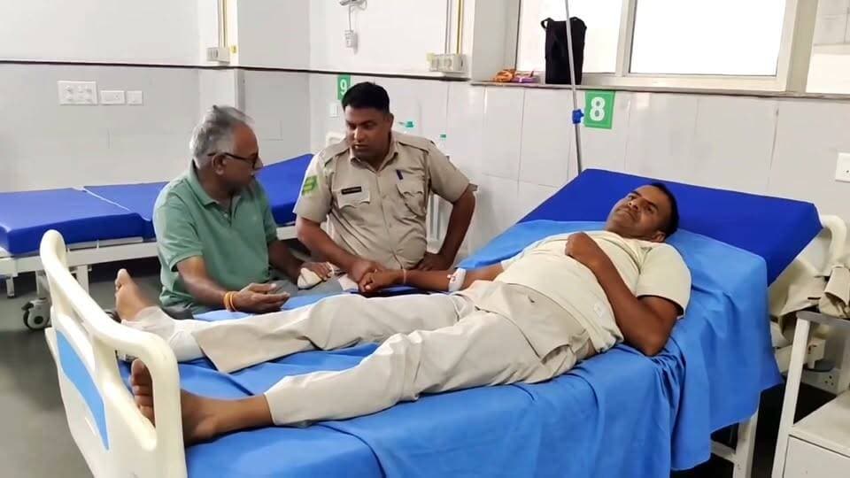 #भरतपुर। गढ़ीबाजना थाना इलाके में बेखौफ खनन माफिया ने वन विभाग की टीम पर हमला कर दिया। बंध बारैठा वन्यजीव अभयारण्य रेंज की टीम शुक्रवार शाम जब अवैध खनन के खिलाफ कार्रवाई कर कोड़ापुरा गांव से जब्त ट्रैक्टर को ले जा रही थी, तभी माफिया के गुर्गों ने हमला बोल दिया। अंधेरे का फायदा उठाकर हमलावरों ने सरकारी गाड़ी को घेर लिया और ताबड़तोड़ पथराव शुरू कर दिया। इस दौरान दबंगों ने वनकर्मियों के साथ जमकर मारपीट की और जब्त किया गया ट्रैक्टर छुड़ाकर रफूचक्कर हो गए। माफिया के इस दुस्साहसिक हमले में कोट नाका पर तैनात फॉरेस्टर भगवान सिंह के पैर में गंभीर चोट आई, जिन्हें लहूलुहान हालत में जिला अस्पताल में भर्ती कराया गया है। घटना की सूचना मिलते ही पुलिस और वन विभाग का अमला मौके पर पहुंचा, लेकिन तब तक आरोपी फरार हो चुके थे।
