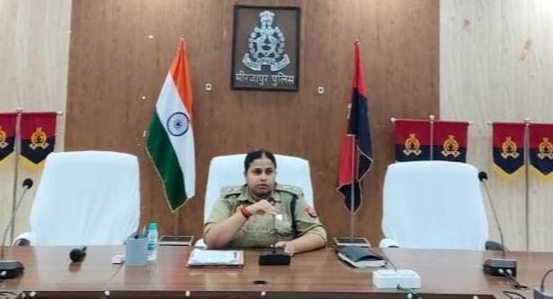 मिशन शक्ति केंद्रों की समीक्षा, पीड़िताओं से संवेदनशील व्यवहार के निर्देश
मिर्जापुर। पुलिस अधीक्षक अपर्णा रजत कौशिक ने पुलिस लाइन स्थित मां विंध्यवासिनी सभागार में जनपद के सभी थानों के मिशन शक्ति केंद्र प्रभारियों व कर्मियों के साथ समीक्षा बैठक की। उन्होंने पीड़िताओं के साथ सहानुभूतिपूर्ण एवं सम्मानजनक व्यवहार करने तथा उनकी चिकित्सीय, विधिक और क्षतिपूर्ति संबंधी समस्याओं के समाधान के लिए आवश्यक सहायता उपलब्ध कराने के निर्देश दिए।
#Mirzapur #MissionShakti #MirzapurPolice #AparnaRajatKaushik #महिलासुरक्षा #TodayMirzapur