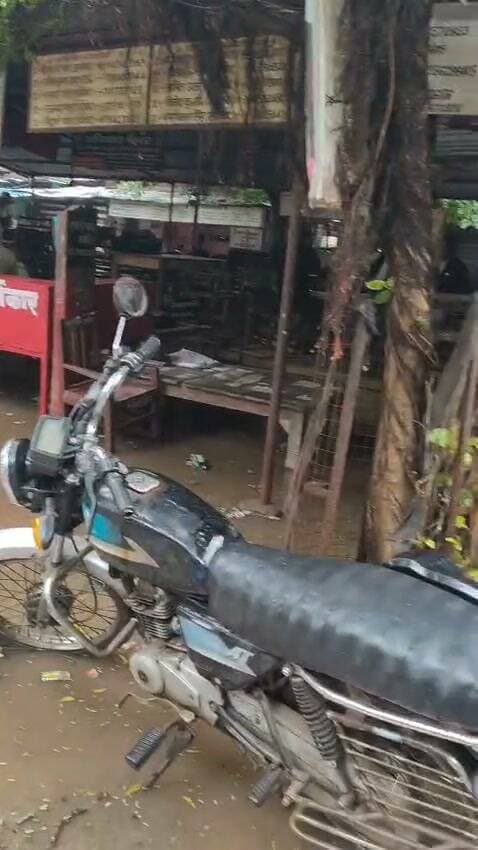 भैया, ये है मिर्जापुर का विकास! थोड़ी सी बारिश और कलेक्ट्री परिसर बन गया तालाब। अधिवक्ता और आम जनता परेशान हैं, पर नगरपालिका शायद सो रही है। इस बदहाली पर आप क्या कहना चाहेंगे?
#MirzapurDiaries #Monsoon2026 #LocalIssues #SystemFailure