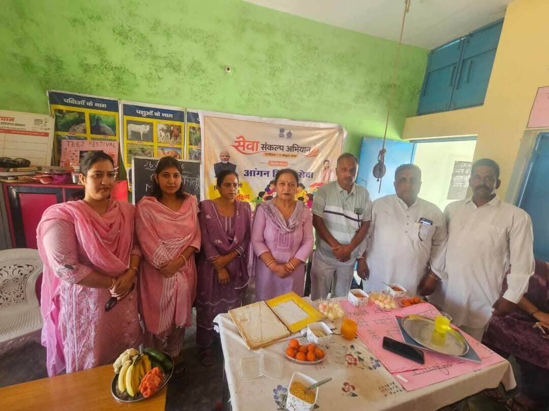 महिला एवं बाल विकास विभाग के ‘आंगन का मिलन’ कार्यक्रम में रेनू शर्मा ने की शिरकत
अहमदपुर आंगनवाड़ी केंद्र में माताओं एवं बच्चों से किया संवाद, पोषण व स्वास्थ्य के प्रति किया जागरूक
अहमदपुर। महिला एवं बाल विकास विभाग की ओर से सेवा संकल्प अभियान के तहत गांव अहमदपुर के आंगनवाड़ी केंद्र में ‘आंगन का मिलन’ कार्यक्रम आयोजित किया गया। कार्यक्रम में भाजपा डबवाली जिला अध्यक्ष रेनू शर्मा ने शिरकत करते हुए आंगनवाड़ी केंद्र पर उपस्थित माताओं एवं बच्चों से संवाद किया।
इस दौरान रेनू शर्मा ने बच्चों के पोषण, स्वास्थ्य एवं स्वच्छता से जुड़े विषयों पर चर्चा करते हुए माताओं को जागरूक किया। उन्होंने कहा कि बच्चों के स्वस्थ विकास के लिए उचित पोषण, स्वच्छ वातावरण और समय पर स्वास्थ्य देखभाल बेहद महत्वपूर्ण है। स्वस्थ बचपन ही स्वस्थ परिवार और जागरूक समाज की नींव तैयार करता है।
कार्यक्रम के दौरान बच्चों ने विभिन्न गतिविधियों में हिस्सा लिया। माताओं के साथ संवाद करते हुए बच्चों के स्वास्थ्य एवं पोषण से जुड़े विषयों पर विचार-विमर्श किया गया। रेनू शर्मा ने आंगनवाड़ी कार्यकर्ताओं एवं आशा कार्यकर्ताओं द्वारा किए जा रहे कार्यों की सराहना की और उनके योगदान को महत्वपूर्ण बताया।
उन्होंने कहा कि महिला एवं बाल विकास विभाग द्वारा आयोजित इस प्रकार के कार्यक्रमों से महिलाओं और बच्चों के साथ सीधे संवाद का अवसर मिलता है तथा पोषण, स्वास्थ्य और स्वच्छता जैसे महत्वपूर्ण विषयों के प्रति जागरूकता बढ़ती है।
इस अवसर पर श्री कृष्ण यादव, श्री बलदेव सिंह, श्री सुभाष जी, श्री रमन जी सहित आंगनवाड़ी की महिला कार्यकर्ता एवं अन्य उपस्थित रहे।