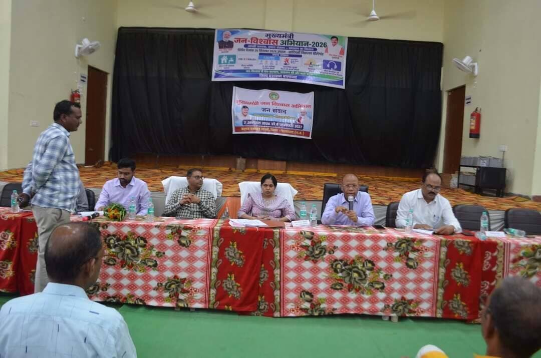 #बालाघाट
बोलेगांव में लगाया गया मुख्यमंत्री जन विश्वास अभियान के अंतर्गत जिला स्तरीय शिविर
ग्रामीणों की समस्याएं सुनीं, योजनाओं की दी जानकारी; उद्यमियों और जिले का नाम रोशन करने वाले युवाओं से हुआ संवाद
मुख्यमंत्री जन विश्वास अभियान के अंतर्गत 26 सितंबर को लांजी विकासखंड के ग्राम बोलेगांव स्थित सांदीपनि विद्यालय में जिला स्तरीय शिविर का आयोजन किया गया। कलेक्टर श्री कुमार सत्यम के मार्गदर्शन में आयोजित शिविर में ग्रामीणों की समस्याओं को सुना गया तथा उनके आवेदनों के निराकरण के लिए संबंधित विभागों के अधिकारियों को आवश्यक निर्देश दिए गए। इस दौरान ग्रामीणों को शासन की विभिन्न जनकल्याणकारी योजनाओं की जानकारी भी दी गई।
शिविर में माध्यमिक शिक्षा मंडल मध्यप्रदेश के सचिव श्री बुद्धेश वैद्य, जिला पंचायत की मुख्य कार्यपालन अधिकारी सुश्री तनुश्री मीणा, अपर कलेक्टर श्री डी.पी. बर्मन, लांजी एसडीएम श्री आदित्य नारायण तिवारी तथा जनपद पंचायत सीईओ श्री अंकित सिंघई सहित विभिन्न विभागों के अधिकारी मौजूद रहे। अधिकारियों ने ग्रामीणों से सीधे संवाद कर उनकी समस्याओं को जाना और संबंधित विभागों को त्वरित कार्रवाई के निर्देश दिए।
बोर्ड परीक्षा की द्वितीय परीक्षा की व्यवस्था की जानकारी
माध्यमिक शिक्षा मंडल मध्यप्रदेश के सचिव श्री बुद्धेश वैद्य ने शिविर में उपस्थित ग्रामीणों एवं विद्यार्थियों को बोर्ड परीक्षाओं से संबंधित महत्वपूर्ण जानकारी दी। उन्होंने बताया कि कक्षा 10वीं एवं 12वीं की बोर्ड परीक्षाओं में पहले आयोजित होने वाली पूरक परीक्षा के स्थान पर अब द्वितीय परीक्षा आयोजित की जा रही है। प्रथम परीक्षा में किसी भी विषय में अनुत्तीर्ण विद्यार्थी, अपने अंकों में सुधार करने के इच्छुक विद्यार्थी अथवा किसी कारणवश प्रथम परीक्षा में शामिल नहीं हो पाने वाले विद्यार्थी द्वितीय परीक्षा में शामिल हो सकेंगे। उन्होंने बताया कि जिन विद्यार्थियों के माता-पिता नहीं हैं, उनके बोर्ड परीक्षा में नामांकन एवं परीक्षा शुल्क का भुगतान माध्यमिक शिक्षा मंडल द्वारा किया जाएगा। इसके साथ ही घुमंतू वर्ग के छात्र-छात्राओं के लिए छात्रावास एवं रोजगार के अवसर उपलब्ध कराने की दिशा में भी प्रयास किए जा रहे हैं।
उद्यमियों से संवाद, आत्मनिर्भरता की साझा की सफलता की कहानी
शिविर में उद्यम संवाद कार्यक्रम के अंतर्गत विभिन्न शासकीय योजनाओं का लाभ लेकर अपना व्यवसाय एवं उद्यम स्थापित करने वाले हितग्राहियों से संवाद किया गया। जिला पंचायत सीईओ सुश्री तनुश्री मीणा ने प्रधानमंत्री उद्यम क्रांति योजना के हितग्राही लांजी के राजकुमार गर्ग, प्रधानमंत्री विश्वकर्मा योजना के हितग्राही विजय मेश्राम, मानिकचंद हरिनखेड़े एवं हुमराज ठाकरे, मुख्यमंत्री उद्यम क्रांति योजना के हितग्राही गणेश कुमार तुरकर, पीएम एमएसएमई के हितग्राही योगेन्द्र, पशुपालन विभाग की डेयरी प्लस योजना के हितग्राही भूपेन्द्र कबीरे तथा आजीविका मिशन से जुड़े बाली रामटेके, रीना भटेरे एवं अनित करहाड़कर से चर्चा की।
हितग्राहियों ने बताया कि शासन की योजनाओं से आर्थिक सहायता एवं मार्गदर्शन प्राप्त कर उन्होंने स्वयं एवं अपने परिवार के लिए आय का जरिया तैयार किया है और आत्मनिर्भर बनने की दिशा में आगे बढ़ रहे हैं। जिला पंचायत सीईओ ने हितग्राहियों को अपने व्यवसाय एवं उद्यम को और विस्तार देने के लिए प्रेरित किया। उन्होंने कहा कि उद्यमों के विस्तार से वे स्वयं आर्थिक रूप से सशक्त होने के साथ अन्य युवाओं को भी रोजगार के अवसर उपलब्ध करा सकेंगे। उन्होंने शासन स्तर से आवश्यक सहयोग उपलब्ध कराने की बात भी कही।
जिले का नाम रोशन करने वाले युवाओं से हुआ संवाद
कार्यक्रम के दौरान यशस्वी जन संवाद के अंतर्गत लांजी क्षेत्र के ऐसे युवाओं से भी संवाद किया गया, जिन्होंने खेल एवं अन्य गतिविधियों में जिले एवं प्रदेश का प्रतिनिधित्व किया है। इनमें सृष्टि कोठारे, देवेंद्र बेंदरे, अमोल सोनवाने, दिशा घोंघड़े, मानसी बागड़े, कुश महोबिया एवं राजीव चौरगड़े शामिल रहे। युवाओं ने अपनी उपलब्धियों एवं अनुभवों की जानकारी अधिकारियों के साथ साझा की। उन्होंने लांजी के उत्कृष्ट विद्यालय के मैदान में अभ्यास के लिए बेहतर सुविधाएं उपलब्ध कराने की आवश्यकता बताई। अधिकारियों ने युवाओं द्वारा रखी गई आवश्यकताओं को सुना।
विभागीय योजनाओं की दी जानकारी
शिविर में पशुपालन, कृषि, जनजातीय कार्य, स्वास्थ्य, लोक स्वास्थ्य यांत्रिकी, उद्यानिकी तथा महिला एवं बाल विकास विभाग के खंड स्तरीय अधिकारियों ने अपने-अपने विभाग की योजनाओं एवं हितग्राहीमूलक कार्यक्रमों की जानकारी ग्रामीणों को दी। ग्रामीणों को योजनाओं का लाभ लेने के लिए पात्रता, प्रक्रिया एवं आवश्यक दस्तावेजों के संबंध में भी जानकारी दी गई।
अधिकारियों ने क्षेत्र में पहुंचकर किया विभागीय गतिविधियों का निरीक्षण
शिविर के प्रारंभ में जिला एवं खंड स्तरीय अधिकारियों ने क्षेत्र में संचालित विभागीय गतिविधियों एवं संस्थाओं का निरीक्षण किया। अपर कलेक्टर श्री डी.पी. बर्मन एवं मुख्य चिकित्सा एवं स्वास्थ्य अधिकारी डॉ. शत्रुघ्न सिंह दाहिया ने भानेगांव के प्राथमिक स्वास्थ्य केंद्र का निरीक्षण कर वहां उपलब्ध स्वास्थ्य सुविधाओं एवं व्यवस्थाओं का जायजा लिया।
जिला योजना अधिकारी श्री यशवंत वैद्य ने टेमनी एवं मोहझरी की शालाओं में पहुंचकर विद्यार्थियों से संवाद किया। उप संचालक पशु चिकित्सा सेवाएं डॉ. घनश्याम परते ने क्षेत्र के पशु औषधालयों का निरीक्षण किया। महिला एवं बाल विकास विभाग के जिला कार्यक्रम अधिकारी श्री देवेंद्र सुन्द्रियाल, सहायक संचालक श्री प्रशांतदीप ठाकुर, सहायक संचालक मत्स्योद्योग श्रीमती पूजा रोडगे, लोक स्वास्थ्य यांत्रिकी विभाग के कार्यपालन यंत्री श्री बी.एल. उईके, जिला सहकारी केंद्रीय बैंक के महाप्रबंधक श्री अभिनव सिंह बघेल, सहायक आयुक्त जनजातीय कार्य विभाग श्रीमती शकुंतला डामोर सहित अन्य अधिकारियों ने भी अपने-अपने विभागीय संस्थानों एवं कार्यों का निरीक्षण किया।
सीएम हेल्पलाइन की शिकायतों की समीक्षा
शिविर के दौरान अपर कलेक्टर श्री डी.पी. बर्मन ने जिला एवं खंड स्तरीय अधिकारियों की बैठक लेकर सीएम हेल्पलाइन की शिकायतों के निराकरण की स्थिति की समीक्षा की। उन्होंने विशेष रूप से 100 दिनों से अधिक समय से लंबित शिकायतों का प्राथमिकता के साथ शीघ्र निराकरण करने के निर्देश दिए। उन्होंने कहा कि शिकायतों के निराकरण में अनावश्यक विलंब स्वीकार नहीं किया जाएगा। लंबित शिकायतों का समय-सीमा में निराकरण नहीं करने वाले खंड स्तरीय अधिकारियों के विरुद्ध अनुशासनात्मक कार्रवाई के लिए नोटिस जारी करने के निर्देश भी दिए गए।
उद्यम संवाद एवं यशस्वी जन संवाद कार्यक्रम में लांजी एसडीएम श्री आदित्य नारायण तिवारी, जिला व्यापार एवं उद्योग केंद्र की महाप्रबंधक श्रीमती प्रीति मर्सकोले, सैंडमेप के श्री सुनील ढोक, जनपद पंचायत सीईओ श्री अंकित सिंघई सहित संबंधित अधिकारी उपस्थित रहे।
#मुख्यमंत्री_जनविश्वास_अभियान #JanVishwasAbhiyan2026
#CMMadhyaPradesh #JansamparkMP #gaddeptmp