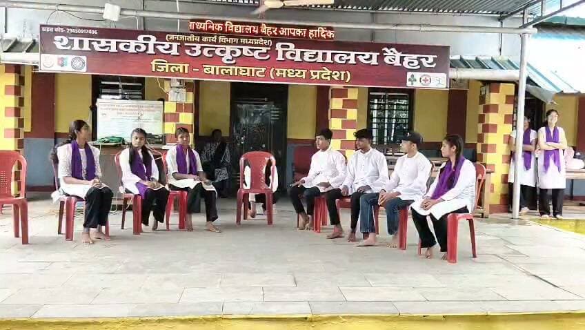#बालाघाट सेवा संकल्प अभियान में ‘अनकही कहानियों’ का भव्य नाट्य मंचन
सेवा, समर्पण, स्वच्छता, शिक्षा और सुशासन के संदेश ने दर्शकों को किया प्रभावित
सेवा संकल्प अभियान 2026 के अंतर्गत शनिवार को उत्कृष्ट विद्यालय, बैहर में ‘अनकही कहानियों का नाट्य मंचन’ कार्यक्रम का भव्य आयोजन किया गया। कलेक्टर श्री कुमार सत्यम के आदेशानुसार जिला प्रशासन, बालाघाट एवं जन अभियान परिषद के संयुक्त तत्वावधान में आयोजित इस कार्यक्रम में विद्यार्थियों ने सेवा, समर्पण और सुशासन से जुड़े प्रेरक प्रसंगों को प्रभावी अभिनय, संवाद एवं संगीत के माध्यम से मंच पर जीवंत किया।
कार्यक्रम का शुभारंभ मां सरस्वती के पूजन एवं दीप प्रज्ज्वलन के साथ हुआ। शासकीय महाविद्यालय एवं सांदीपनि विद्यालय के छात्र-छात्राओं ने समाज सेवा, स्वच्छता, शिक्षा एवं जनकल्याण से जुड़ी ऐसी कहानियों को नाट्य रूप में प्रस्तुत किया, जो सामान्यतः लोगों के बीच चर्चा में नहीं आ पातीं। विद्यार्थियों की प्रभावी प्रस्तुति ने कार्यक्रम में उपस्थित शिक्षकों, विद्यार्थियों एवं ग्रामीणजनों को भाव-विभोर किया और दर्शकों ने तालियों के साथ प्रतिभागियों का उत्साहवर्धन किया।
नाट्य मंचन के माध्यम से यह संदेश दिया गया कि समाज में सकारात्मक बदलाव केवल बड़े प्रयासों से ही नहीं, बल्कि प्रत्येक व्यक्ति के छोटे-छोटे सेवा कार्यों, जिम्मेदारी और समर्पण से भी संभव है। प्रस्तुतियों में स्वच्छता के प्रति जागरूकता, शिक्षा का महत्व, जनकल्याणकारी गतिविधियों में सहभागिता तथा समाज के प्रति सेवा भाव को विशेष रूप से रेखांकित किया गया।
कार्यक्रम में जन अभियान परिषद के जिला समन्वयक महेश पटले, उत्कृष्ट विद्यालय के प्राचार्य आलोक चौरे, जन भागीदारी समिति के अध्यक्ष राजीव परते, सामाजिक कार्यकर्ता एवं मेंटर शिवनाथ यादव, सुरेश यादव, आकांक्षा तेकाम एवं संगीता मार्को सहित सामाजिक संस्थाओं के कार्यकर्ता, जनप्रतिनिधि, शिक्षक एवं बड़ी संख्या में विद्यार्थी उपस्थित रहे।
कार्यक्रम के दौरान समयबद्धता, समर्पण एवं सेवा भाव को जीवन का हिस्सा बनाने का संदेश दिया गया। आयोजन के अंत में नाट्य मंचन में सहभागी सभी विद्यार्थियों, सहयोगियों एवं उपस्थितजनों के प्रति आभार व्यक्त किया गया।
#सेवा_संकल्प_अभियान #CMMadhyaPradesh #JansamparkMP #schooledump