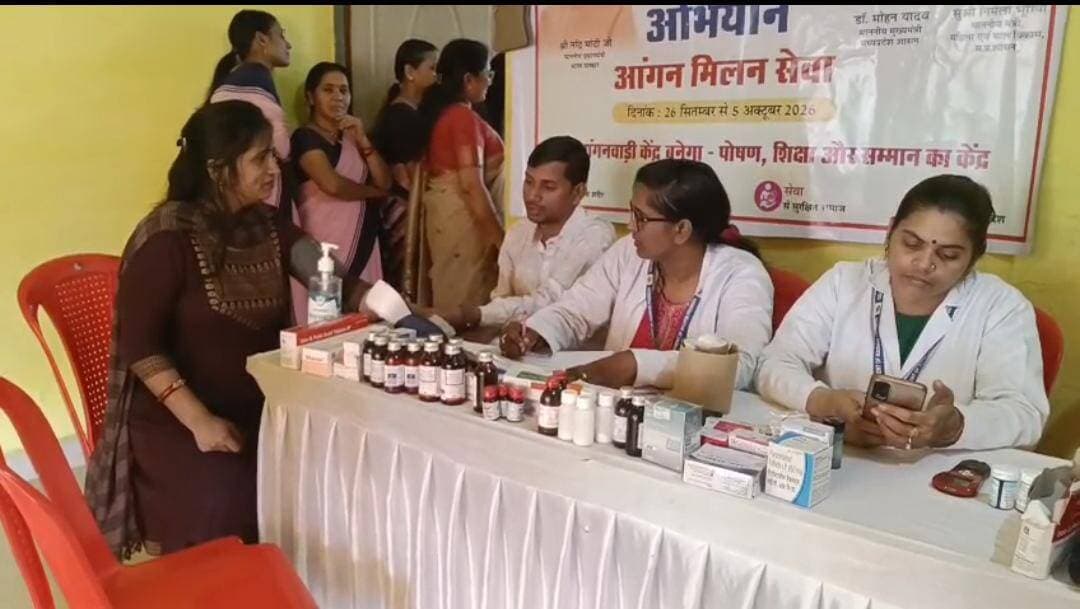 #बालाघाट
सेवा संकल्प अभियान के तहत वार्ड क्रमांक 22 में स्वास्थ्य शिविर आयोजित
सांसद भारती पारधी ने किया शिविर का अवलोकन, 105 नागरिकों की जांच, 15 गर्भवती महिलाओं और 22 बच्चों का स्वास्थ्य परीक्षण
सेवा संकल्प अभियान के अंतर्गत शनिवार को बालाघाट नगर के वार्ड क्रमांक 22 स्थित मुख्य कार्यक्रम स्थल पर विशेष स्वास्थ्य शिविर का आयोजन किया गया। मुख्य चिकित्सा एवं स्वास्थ्य अधिकारी डॉ. शत्रुघ्न सिंह दाहिया के मार्गदर्शन एवं शहरी स्वास्थ्य नोडल अधिकारी डॉ. पंकज महाजन के निर्देशन में आयोजित शिविर में नागरिकों को विभिन्न स्वास्थ्य सेवाएं उपलब्ध कराई गईं।
कार्यक्रम में बालाघाट-सिवनी लोकसभा क्षेत्र की सांसद श्रीमती भारती पारधी मुख्य अतिथि के रूप में उपस्थित रहीं। उन्होंने स्वास्थ्य शिविर का अवलोकन कर विभिन्न स्वास्थ्य सेवाओं की जानकारी ली तथा स्वास्थ्य परीक्षण कराने आए नागरिकों से चर्चा की। उन्होंने स्वास्थ्य विभाग एवं महिला एवं बाल विकास विभाग के मैदानी अमले द्वारा किए जा रहे कार्यों की सराहना की।
अपने संबोधन में सांसद श्रीमती भारती पारधी ने कहा कि स्वस्थ समाज के निर्माण के लिए स्वास्थ्य सेवाओं को प्रत्येक व्यक्ति तक पहुंचाना आवश्यक है। सेवा संकल्प अभियान जैसे आयोजनों के माध्यम से लोगों को उनके क्षेत्र में ही जांच, परामर्श और उपचार की सुविधा मिल रही है। उन्होंने कहा कि विशेष रूप से गर्भवती महिलाओं, बच्चों तथा बुजुर्गों के स्वास्थ्य पर निरंतर ध्यान देने की आवश्यकता है। उन्होंने स्वास्थ्य विभाग और महिला एवं बाल विकास विभाग के मैदानी कर्मचारियों से इसी तरह आपसी समन्वय के साथ कार्य करते हुए शासन की योजनाओं का लाभ अंतिम व्यक्ति तक पहुंचाने का आह्वान किया।
इस अवसर पर महिला एवं बाल विकास विभाग के जिला कार्यक्रम अधिकारी श्री सुंदरियाल तथा बालाघाट ग्रामीण एवं शहरी परियोजना अधिकारी भी उपस्थित रहे। अतिथियों ने शिविर में स्वास्थ्य विभाग एवं महिला एवं बाल विकास विभाग के मैदानी अमले के बीच बेहतर समन्वय की सराहना की। उन्होंने कहा कि दोनों विभागों के संयुक्त प्रयासों से मातृ एवं शिशु स्वास्थ्य से संबंधित योजनाओं का लाभ अधिक प्रभावी ढंग से हितग्राहियों तक पहुंचाया जा रहा है।
शिविर में गैर-संचारी रोग (एनसीडी) जांच अभियान के अंतर्गत 105 नागरिकों के रक्तचाप एवं मधुमेह की जांच की गई। जांच के उपरांत चिकित्सकीय परामर्श प्रदान किया गया तथा आवश्यकतानुसार दवाइयां वितरित की गईं।
मातृ स्वास्थ्य सेवाओं के अंतर्गत 15 गर्भवती महिलाओं का प्रसव पूर्व स्वास्थ्य परीक्षण किया गया। इस दौरान महिलाओं का पोषण मूल्यांकन करने के साथ उच्च जोखिम वाली गर्भावस्थाओं की पहचान की गई, ताकि आवश्यकता के अनुसार समय पर उपचार एवं स्वास्थ्य सेवाएं उपलब्ध कराई जा सकें।
शिशु स्वास्थ्य के अंतर्गत 0 से 5 वर्ष आयु वर्ग के 22 बच्चों का संपूर्ण स्वास्थ्य परीक्षण किया गया तथा उनकी वृद्धि एवं स्वास्थ्य की निगरानी की गई। अभिभावकों को बच्चों के पोषण, स्वास्थ्य एवं आवश्यक देखभाल के संबंध में भी जानकारी दी गई।
शिविर के सफल आयोजन में स्वास्थ्य विभाग के चिकित्सकीय दल, शहरी कार्यक्रम प्रबंधन इकाई, एएनएम तथा महिला एवं बाल विकास विभाग की आंगनवाड़ी कार्यकर्ताओं एवं सहायिकाओं का महत्वपूर्ण योगदान रहा। विभागीय अमले के समन्वित प्रयासों से नागरिकों को एक ही स्थान पर विभिन्न स्वास्थ्य सेवाओं का लाभ मिला।
#सेवा_संकल्प_अभियान #SevaSankalpAbhiyan #CMMadhyaPradesh #JansamparkMP #Bhartipardhi
