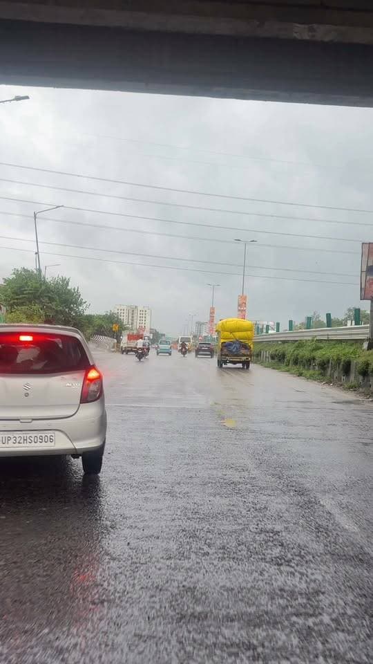 Lucknow में हल्की बारिश का प्यारा मौसम, भीगी सड़कों पर सुकून भरा नजारा #Mausam #barabankiupdates