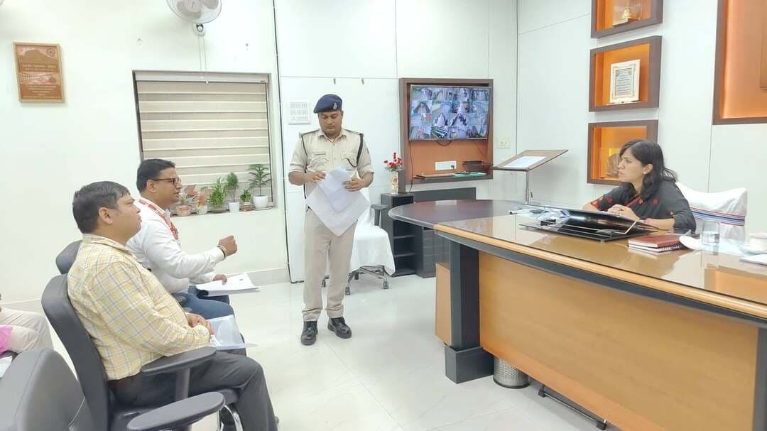 प्रेस विज्ञप्ति
स्थान : नालंदा
जिला जनसंपर्क कार्यालय, नालन्दा
.................................................
जिलाधिकारी ने जन-सुनवाई में 29 फरियादियों की समस्याएं सुनीं
जन-शिकायतों के समयबद्ध एवं गुणवत्तापूर्ण निष्पादन को सर्वोच्च प्राथमिकत
बिहारशरीफ (नालंदा), 26 सितंबर 2026 : नालंदा की जिलाधिकारी श्रीमती उदिता सिंह ने आज आयोजित जन-सुनवाई में जिले के विभिन्न प्रखंडों एवं पंचायतों से पहुंचे 29 फरियादियों की समस्याओं एवं शिकायतों को गंभीरतापूर्वक सुना तथा संबंधित पदाधिकारियों को नियमानुसार त्वरित कार्रवाई करने का निर्देश दिया।
जन-सुनवाई के दौरान मुखिया द्वारा बकाया राशि की मांग करने एवं धमकी देने, भूमि से बेदखल करने, परवलपुर प्रखंड के आलावां पंचायत स्थित तालाब को गंदगी एवं जलकुंभी से मुक्त कराने तथा मरम्मती एवं सौंदर्यीकरण, पईन को अतिक्रमणमुक्त कराने एवं जल निकासी की समस्या तथा प्रधानमंत्री आवास योजना से संबंधित सूची में अनियमितता सहित विभिन्न मामलों की सुनवाई की गई।
भूमि से बेदखल करने तथा नूरसराय प्रखंड अंतर्गत पंचायत राज नदिऔना के मुखिया द्वारा बकाया राशि की मांग करने एवं धमकी देने से संबंधित मामलों के निष्पादन हेतु अपर समाहर्ता -सह-जिला लोक शिकायत निवारण पदाधिकारी, नालंदा को आवश्यक कार्रवाई का निर्देश दिया गया।
परवलपुर प्रखंड के आलावां पंचायत स्थित तालाब को गंदगी एवं जलकुंभी से मुक्त कराने तथा मरम्मती एवं सौंदर्यीकरण से संबंधित मामले के समाधान हेतु कार्यपालक अभियंता, लघु सिंचाई प्रमंडल, बिहारशरीफ को आवश्यक कार्रवाई करने का निर्देश दिया गया।
इसी प्रकार, प्रधानमंत्री आवास योजना की सूची में अनियमितता से संबंधित शिकायतों के निष्पादन हेतु उप विकास आयुक्त, नालंदा को निर्देशित किया गया।
पईन को अतिक्रमणमुक्त कराने तथा नाली के पानी की निकासी की समस्या से संबंधित मामलों के निष्पादन हेतु अपर समाहर्ता, नालंदा को आवश्यक कार्रवाई सुनिश्चित करने का निर्देश दिया गया।
जिलाधिकारी ने कहा कि जन-सुनवाई में प्राप्त प्रत्येक शिकायत का समयबद्ध, गुणवत्तापूर्ण एवं नियमानुसार निष्पादन प्रशासन की सर्वोच्च प्राथमिकता है।
Samrat Choudhary
CMO Bihar
Information & Public Relations Department, Government of Bihar
Press Information Bureau - PIB, Government of India
Revenue and Land Reforms Dept, Govt. of Bihar
Minor Water Resources Department, Government of Bihar
Panchayati Raj Department, Government of Bihar