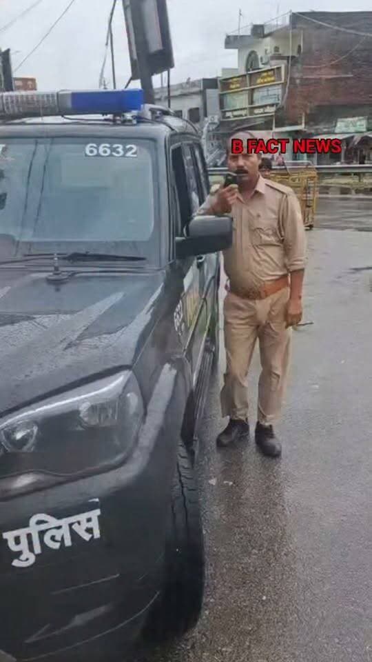 बहराइच के कैसरगंज में भारी बारिश का अलर्ट: PRB 6632 टीम ने लाउडस्पीकर से लोगों को किया सतर्क
कैसरगंज इलाके में भारी बारिश के अलर्ट को देखते हुए पुलिस प्रशासन पूरी तरह मुस्तैद हो गया है। मौसम विभाग की चेतावनी के बाद कैसरगंज पुलिस ने स्थानीय लोगों को सतर्क करने के लिए मुस्तैदी दिखाई है।
यूपी 112 की PRB 6632 टीम ने कैसरगंज के विभिन्न गांवों और बाजारों में गश्त कर लाउडस्पीकर के जरिए सार्वजनिक सूचना दी। पुलिस टीम ने लोगों से अपील की है कि वे भारी बारिश और तेज हवाओं के दौरान बिना किसी जरूरी काम के घरों से बाहर न निकलें।
बहराइच के कैसरगंज में खराब मौसम की आशंका को देखते हुए यूपी पुलिस पूरी तरह अलर्ट पर है। आपातकालीन सेवा यूपी 112 की टीम गाड़ियों पर लगे लाउडस्पीकर के जरिए सीधे जनता तक मौसम विभाग का अलर्ट पहुंचा रही है।
"मौसम विभाग द्वारा भारी बारिश की चेतावनी जारी की गई है। कृपया सभी नागरिक सतर्क रहें, सुरक्षित स्थानों पर रहें और बिना आवश्यकता के बाहर न निकलें। किसी भी आपात स्थिति में यूपी 112 पर तुरंत संपर्क करें।"
पुलिस टीम ने विशेष रूप से कच्चे मकानों में रहने वाले, नदी-नालों के पास बसे लोगों और किसानों को सुरक्षित स्थानों पर रहने की सलाह दी है। भारी बारिश के दौरान बिजली के पोल, पेड़ और जर्जर इमारतों से दूर रहने की हिदायत भी दी गई है।
प्रशासन का कहना है कि किसी भी आपात स्थिति से निपटने के लिए राहत और बचाव टीमें अलर्ट मोड पर रखी गई हैं।