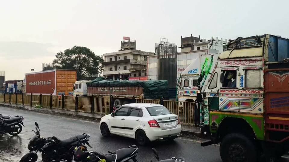 गोबिंदपुर बाजार स्थित दिल्ली मार्ग पर शनिवार को कई घंटों तक लगा ट्रैफिक जाम गोबिंदपुर थाने की पुलिस के अथक प्रयास के से हटा जाम