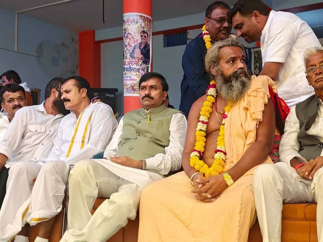 कुंडलपुर में मेला लगना तय-राज्यमंत्री श्री लोधी
रुक्मिणी मठ मंदिर क्षेत्र में होंगे धार्मिक एवं सांस्कृतिक आयोजन
राधा अष्टमी के अवसर पर कुंडलपुर पहुंचे प्रदेश के संस्कृति, पर्यटन, धार्मिक न्यास एवं धर्मस्व राज्यमंत्री धर्मेंद्र सिंह लोधी ने रुक्मिणी माता मंदिर में दर्शन कर क्षेत्र के धार्मिक एवं पर्यटन महत्व को लेकर कई महत्वपूर्ण बातें कही। उन्होंने कहा कुंडलपुर में मेला लगना तय है। रुक्मिणी माता के यहां गोवर्धन पूजा सहित विभिन्न धार्मिक आयोजन किए जाएंगे। इसके साथ ही सांस्कृतिक कार्यक्रमों का भी आयोजन किया जाएगा।
राज्यमंत्री श्री लोधी ने कहा कि भगवान श्रीकृष्ण ने जिन स्थानों पर लीलाएं की हैं, उन स्थानों को चिन्हित कर जनहित में विकसित करने और उन्हें आगे बढ़ाने का संकल्प लिया गया है। ऐसे धार्मिक एवं ऐतिहासिक स्थलों को पर्यटन की दृष्टि से विकसित करने के प्रयास किए जाएंगे, ताकि अधिक से अधिक श्रद्धालु इन स्थानों तक पहुंच सकें।
उन्होंने कहा कि कण-कण में परमेश्वर विराजमान हैं। समाज में सभी लोग समान हैं, कोई ऊंचा-नीचा नहीं है। उन्होंने सभी के सुखी, निरोगी और सफल जीवन की कामना करते हुए कहा कि समाज में आपसी सद्भाव और भाईचारा बना रहना चाहिए।
राज्यमंत्री श्री लोधी ने कहा काशी और मथुरा सहित देश के अन्य धार्मिक स्थलों पर भी विकास कार्य किए जा रहे हैं। उन्होंने सनातन संस्कृति की परंपराओं और धार्मिक स्थलों के संरक्षण एवं विकास को आगे बढ़ाने की बात कही। कार्यक्रम के दौरान श्रद्धालुओं और स्थानीय लोगों में धार्मिक आयोजनों को लेकर उत्साह देखने को मिला।