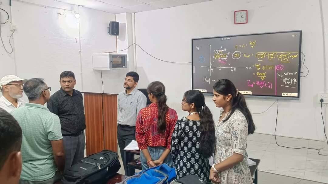 समाहरणालय पूर्णिया,
जनसंपर्क कार्यालय,
प्रेस विज्ञप्ति:1515,
दिनांक 26/9/2026,
==================
जिलाधिकारी ने पूर्णिया जिला स्कूल परिसर स्थित BSEB 'सुपर 50' केंद्र और अत्याधुनिक लाइब्रेरी का किया निरीक्षण;
2 अक्टूबर तक नामांकन पूर्णतः निःशुल्क रखने के दिए निर्देश:-
श्री अंशुल कुमार भा०प्र०से० जिला पदाधिकारी द्वारा शनिवार को पूर्णिया जिला स्कूल परिसर स्थित बिहार विद्यालय परीक्षा समिति (BSEB) के क्षेत्रीय कार्यालय सह परीक्षा केंद्र का विस्तृत निरीक्षण किया गया।
इस दौरान उन्होंने बीएसईबी द्वारा संचालित 'सुपर 50' कार्यक्रम की प्रगति का जायजा लिया तथा कायाकल्प अभियान के तहत तैयार की गई अत्याधुनिक लाइब्रेरी का निरीक्षण कर अधिकारियों को आवश्यक दिशा-निर्देश दिए।
'सुपर 50' के छात्रों से किया संवाद:-
निरीक्षण के दौरान जिलाधिकारी महोदय ने 'सुपर 50' कार्यक्रम के तहत नामांकित छात्र-छात्राओं से सीधा संवाद किया और उनकी प्रतियोगी परीक्षाओं की तैयारी एवं उपलब्ध कराई जा रही शैक्षणिक सुविधाओं की जानकारी ली।
उन्होंने छात्रों का मार्गदर्शन करते हुए पूरी लगन और मेहनत से लक्ष्य प्राप्ति हेतु पढ़ाई करने के लिए प्रेरित किया।
कायाकल्प अभियान से बदली भवन की सूरत:-
उल्लेखनीय है कि जिला स्कूल का यह भवन पूर्व में अत्यंत जीर्ण-शीर्ण अवस्था में था।
प्रशासन के 'कायाकल्प अभियान' के अंतर्गत इसका जीर्णोद्धार कर इसे एक अत्याधुनिक लाइब्रेरी एवं अध्ययन केंद्र का रूप दिया गया है।
यह केंद्र न केवल स्कूली विद्यार्थियों के लिए, बल्कि जिले के उन सभी युवाओं के लिए समर्पित है जो विभिन्न प्रतियोगी परीक्षाओं की तैयारी कर रहे हैं।
अत्याधुनिक लाइब्रेरी की प्रमुख विशेषताएं:--
सिटिंग कैपेसिटी: लाइब्रेरी में एक साथ 125 अभ्यर्थियों के बैठने की व्यवस्था है। वर्तमान में 87 छात्रों का सफलतापूर्वक नामांकन हो चुका है।
डिजिटल लर्निंग:- डिजिटल पठन-सामग्री और ऑनलाइन अध्ययन संसाधनों की उपलब्धता सुनिश्चित करने के लिए 4 कंप्यूटर स्थापित किए गए हैं।
निःशुल्क नामांकन का अवसर:- छात्रों की सुविधा और प्रोत्साहन को ध्यान में रखते हुए जिलाधिकारी महोदय ने 2 अक्टूबर 2026 तक लाइब्रेरी में प्रवेश और नामांकन पूर्णतः निःशुल्क रखने का आदेश दिया है।
गुणवत्तापूर्ण संचालन के लिए सख्त निर्देश:-
जिलाधिकारी महोदय ने मौके पर मौजूद पदाधिकारियों को निर्देश दिया कि लाइब्रेरी में सभी आवश्यक मूलभूत सुविधाएं (जैसे पेयजल, प्रकाश, इंटरनेट आदि)
#cmsamrst
#samratchoudhary