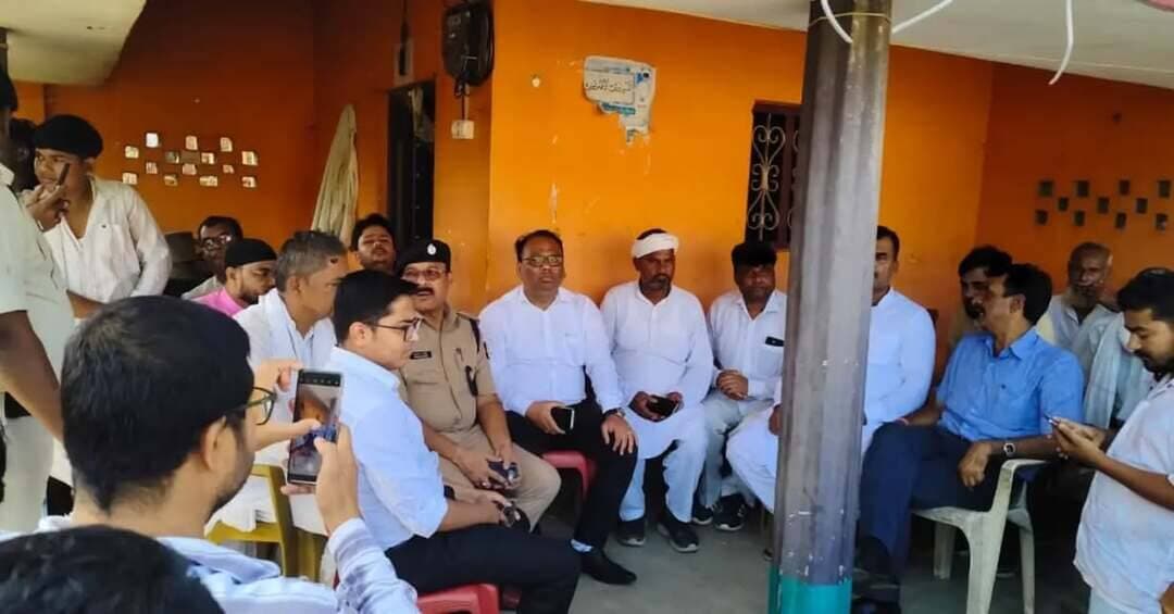 समाहरणालय पूर्णिया,
जनसंपर्क कार्यालय,
प्रेस विज्ञप्ति1514,
दिनांक 2692026,
==================
जिला प्रशासन पूर्णिया द्वारा बायसी के मालोपाड़ा में चक्रवाती तूफान पीड़ितों के बीच बांटी गई राहत सामग्री
:--
जिला पदाधिकारी श्री अंशुल कुमार (भा०प्र०से०) के निर्देशानुसार बायसी प्रखंड अंतर्गत मालोपाडा पंचायत में हाल ही में आए चक्रवाती तूफान से प्रभावित परिवारों की सहायता हेतु व्यापक राहत कार्य चलाया गया।अपर समाहर्ता आपदा प्रबंधन श्री सुजय कुमार सिंह, अनुमंडल पदाधिकारी (बायसी) श्री अभिषेक रंजन एवं अनुमंडल पुलिस पदाधिकारी (एसडीपीओ, बायसी) द्वारा संयुक्त रूप से प्रभावित स्थल का दौरा कर पीड़ितों के बीच आवश्यक राहत सामग्री का वितरण किया गया।
तूफान के कारण बेघर एवं प्रभावित हुए परिवारों को तात्कालिक आश्रय हेतु पॉलीथिन शीट के साथ-साथ अन्य दैनिक आवश्यकता की राहत सामग्री प्रदान की गई।
जिलाधिकारी महोदय द्वारा अधिकारियों को निर्देश दिया गया है कि क्षेत्र में नुकसान का त्वरित एवं सही आकलन सुनिश्चित किया जाए ताकि सभी पात्र प्रभावितों को आपदा प्रबंधन मानकों के अनुसार सहायता उपलब्ध कराई जा सके।
जिला प्रशासन पूर्णिया इस प्राकृतिक आपदा की घड़ी में प्रभावित नागरिकों के साथ तत्परता से खड़ा है और क्षेत्र में स्थिति पर लगातार नजर रखी जा रही है।
#cmsamrat
#samratchaudhary