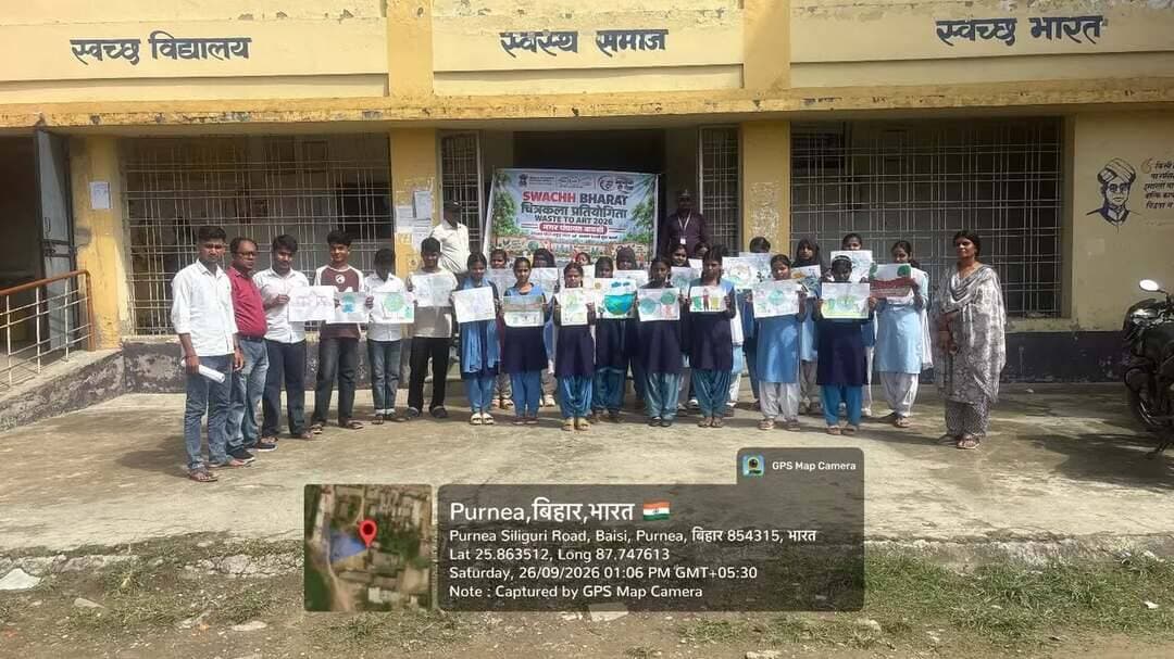 समाहरणालय पूर्णिया
जनसंपर्क कार्यालय
प्रेस विज्ञप्ति 1512,
दिनांक: 26/09/2026
==================
नगर पंचायत बायसी में “स्वच्छता ही सेवा” अभियान के तहत विद्यालय स्तर पर स्वच्छ पाठशाला हेतु चित्रकला, थीम आधारित कला प्रीतियोगिता एवं वेस्ट-टू -आर्ट प्रीतियोगिता का आयोजन :-
जिला पदाधिकारी पूर्णिया श्री अंशुल कुमार, भा.प्र. से. के दिशा निर्देश के आलोक मे “स्वच्छता ही सेवा” अभियान अंतर्गत दिनांक 26.9.2026 को नगर पंचायत बायसी क्षेत्र अंतर्गत विद्यालय स्तर पर विभिन्न रचनात्मक एवं जागरूकता आधारित प्रतियोगिताओं का आयोजन किया गया।
इस अवसर पर विद्यार्थियों के बीच चित्रकला प्रतियोगिता, थीम आधारित कला प्रतियोगिता एवं "Waste to Art" प्रतियोगिता का आयोजन किया गया।
प्रतियोगिता के माध्यम से विद्यार्थियों को स्वच्छता, पर्यावरण संरक्षण, कचरा प्रबंधन एवं अपशिष्ट पदार्थों के पुनः उपयोग के प्रति जागरूक किया गया।
"Waste to Art" प्रतियोगिता में अनुपयोगी एवं बेकार सामग्री का रचनात्मक उपयोग करते हुए विभिन्न कलाकृतियाँ तैयार की गईं।
विद्यार्थियों ने अपनी कला एवं रचनात्मकता के माध्यम से स्वच्छ एवं सुंदर नगर का संदेश दिया।
कार्यक्रम में विद्यालय के शिक्षक-शिक्षिकाओं, विद्यार्थियों एवं नगर पंचायत के कर्मियों की सक्रिय सहभागिता रही।
इस प्रकार के आयोजन का उद्देश्य बच्चों में स्वच्छता के प्रति जागरूकता एवं रचनात्मक सोच विकसित करना तथा स्वच्छता अभियान को जन-जन तक पहुँचाना है।
Information & Public Relations Department, Government of Bihar
#samratchaudhary
#cmsamrat