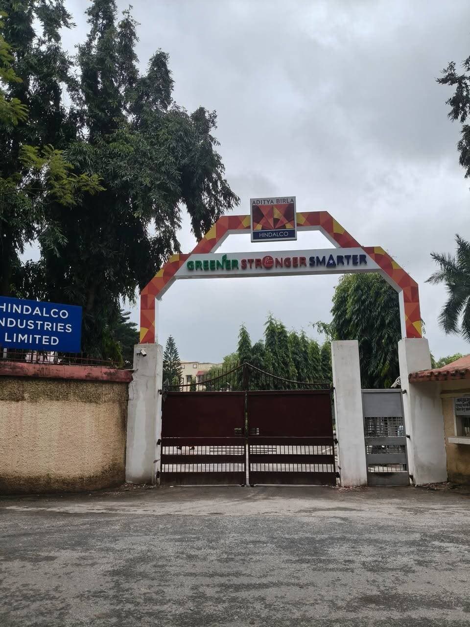 हिंडाल्को ऑफिस लोहरदगा के मुख्य गेट का हो रहा सुंदरीकरण…
लेकिन सवाल यह है कि लोहरदगा की आम जनता के लिए हिंडाल्को की ओर से कौन-कौन सी खास पहल की जा रही है?
क्या शिक्षा, स्वास्थ्य, सड़क, पानी, रोजगार या अन्य जनहित के क्षेत्र में हिंडाल्को की कोई ऐसी पहल है, जिसका सीधा लाभ आम लोगों को मिल रहा है?
आइए, यह सवाल लोहरदगा की जनता से पूछते हैं—आपकी नजर में हिंडाल्को को आम जनता के लिए और क्या पहल करनी चाहिए?
👇 अपनी राय कमेंट में जरूर बताएं।