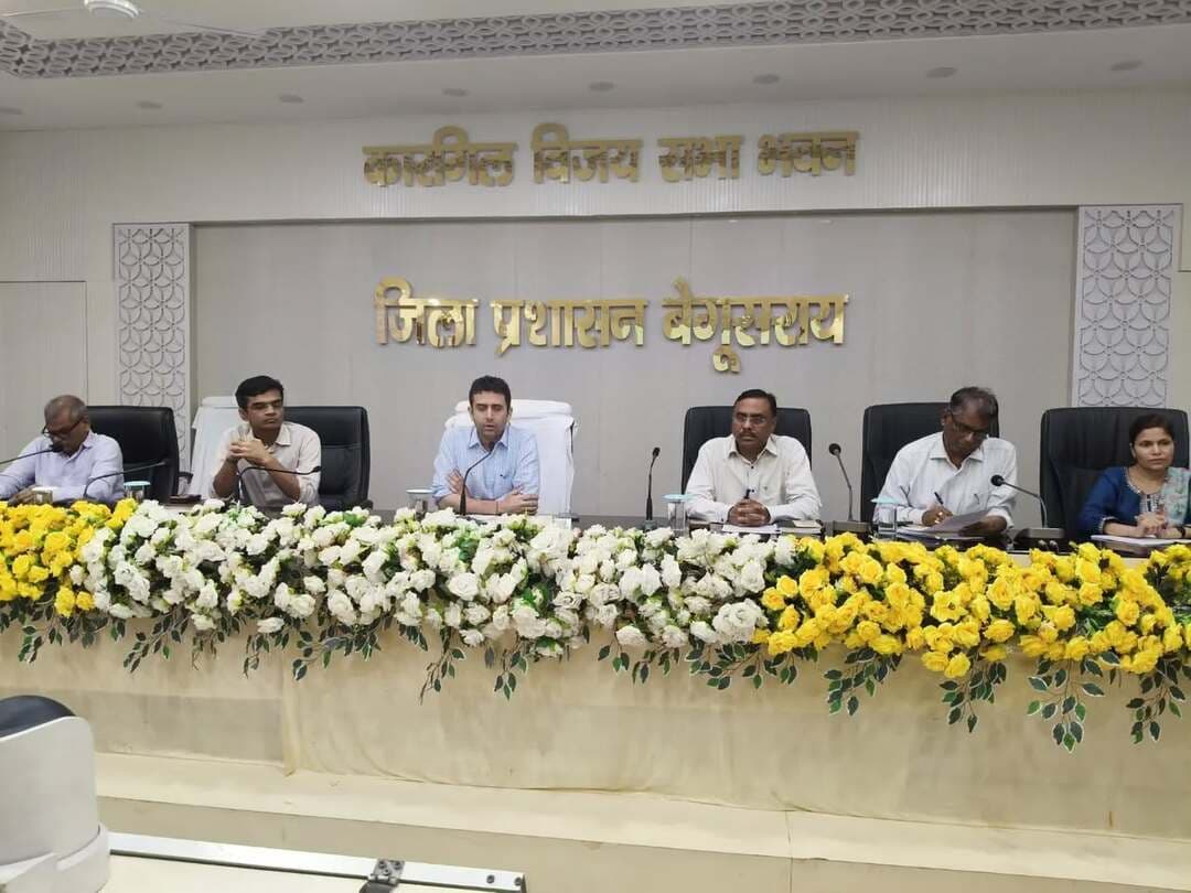 बेगूसराय जिला स्थापना दिवस समारोह की तैयारियों को लेकर आज समाहरणालय स्थित कारगिल विजय सभा भवन में जिला पदाधिकारी श्री रिची पांडेय की अध्यक्षता में बैठक हुई। बैठक में 2 अक्टूबर को स्थापना दिवस को व्यापक एवं जनभागीदारीपूर्ण तरीके से मनाने को लेकर कार्यक्रमों की रूपरेखा तय की गई।
प्रभात फेरी/साइकिल रैली, रक्तदान शिविर, फ्रेंडली क्रिकेट मैच, सांस्कृतिक कार्यक्रम, चित्रकला-मूर्तिकला-शिल्पकला प्रदर्शनी एवं ओपन माइक का आयोजन किया जाएगा। विभिन्न क्षेत्रों में उल्लेखनीय योगदान देने वाले व्यक्तियों को सम्मानित भी किया जाएगा। इच्छुक कलाकार 28 सितंबर तक जिला कला एवं संस्कृति कार्यालय में आवेदन जमा कर सकते हैं। जिला पदाधिकारी ने सभी संबंधित पदाधिकारियों को समन्वय के साथ तैयारियां समय पर पूरा करने तथा अधिक से अधिक आमजन की सहभागिता सुनिश्चित करने का निर्देश दिया।
IPRD Bihar
Department of Art and Culture , Gov. Of Bihar
#cmsamrat