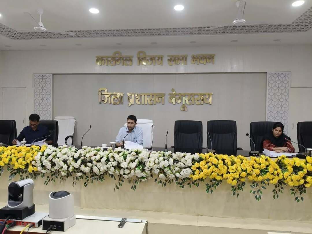 जिला पदाधिकारी, बेगूसराय श्री रिची पांडेय की अध्यक्षता में कारगिल विजय सभा भवन में आपूर्ति टास्क फोर्स की समीक्षा बैठक आयोजित की गई। बैठक में खाद्यान्न उठाव एवं वितरण, डोर स्टेप डिलीवरी, आधार सीडिंग, ई-केवाईसी, स्मार्ट पीडीएस, नए राशन कार्ड, पीडीएस दुकानों के निरीक्षण एवं लोक शिकायतों के निष्पादन की समीक्षा की गई। सितंबर माह में डोर स्टेप डिलीवरी के तहत 99.32% खाद्यान्न का उठाव तथा राशन कार्डधारियों की 99.59% यूनिट का आधार सीडिंग पूरा किया जा चुका है।
बैठक में बताया गया कि अगस्त में 471 पीडीएस दुकानों का निरीक्षण किया गया, जिनमें 23 दुकानों में अनियमितता पाए जाने पर कार्रवाई की गई। लोक शिकायत निवारण अधिनियम के तहत प्राप्त सभी 1,457 परिवादों का निष्पादन कर लंबित मामलों की संख्या शून्य है। जिला पदाधिकारी ने खाद्यान्न वितरण में समयबद्धता एवं पारदर्शिता सुनिश्चित करने, लंबित ई-केवाईसी शीघ्र पूरा कराने तथा पीडीएस दुकानों का नियमित निरीक्षण करने के निर्देश दिए।
IPRD Bihar
#cmsamrat