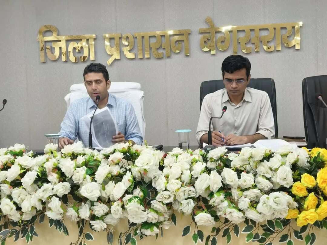 जिला पदाधिकारी, बेगूसराय श्री रिची पांडेय की अध्यक्षता में कारगिल विजय सभा भवन में ग्रामीण विकास एवं पंचायती राज विभाग की योजनाओं की समीक्षा की गई। बैठक में मुख्यमंत्री ग्रामीण सोलर स्ट्रीट लाइट योजना, पंचायत सरकार भवन, ई-ग्राम कचहरी, ग्रामीण आवास योजनाओं एवं मनरेगा की प्रगति की समीक्षा की गई। जिले में 30,900 सोलर स्ट्रीट लाइट का अधिष्ठापन पूर्ण हो चुका है, जबकि पीएम आवास योजना-ग्रामीण में 98.83% आवास पूर्ण किए जा चुके हैं।
मनरेगा के तहत जुलाई-सितंबर तिमाही में 3,26,737 मानव दिवस का सृजन तथा 1,46,083 सक्रिय मजदूरों का ई-केवाईसी पूर्ण होने की जानकारी दी गई। जिला पदाधिकारी ने योजनाओं में गुणवत्ता, पारदर्शिता एवं समयबद्धता सुनिश्चित करने, लंबित आवासों का शीघ्र निष्पादन, नियमित स्थल निरीक्षण तथा ग्रामीण क्षेत्रों में लोक सेवाओं एवं शिकायतों के त्वरित निष्पादन के निर्देश दिए।
IPRD Bihar
Panchayati Raj Department, Govt. of Bihar.
#cmsamrat