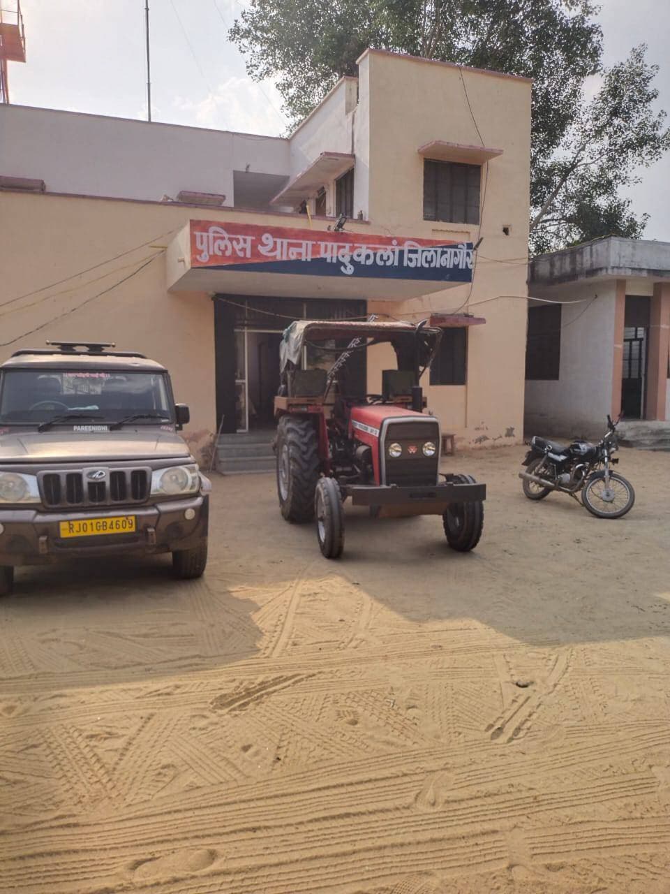 #NAGAURPOLICE
#SP OFFICE NAGAUR
*1. थाना खींवसऱ:- श्री आशा राम चौधरी SP नागौर के निर्देशन में ऑपरेशन नशा मुक्त नागौर के तहत नागौर पुलिस द्वारा लगातार कार्यवाही करते हुए लगभग 3.10 लाख रूपये कीमतन 15.40 ग्राम अवैध मादक पदार्थ स्मैक बरामद कर, एक आरोपी श्रवणराम को किया गिरफ्तार।* दिनांक 25.09.2026 को एनएच-62 पर सरहद लालावास स्थित फौजी होटल से आरोपी को गिरफ्तार कर, अवैध मादक पदार्थ स्मैक बरामद किया गया। *आरोपी होटल की आड़ में करता था अवैध मादक पदार्थ की बिक्री।*
*2. महिला थाना नागौर:-*
पहली कार्यवाहीः-
*श्री आशा राम चौधरी SP नागौर के निर्देशन में फर्जी फसल बीमा क्लैम के प्रकरण में नागौर पुलिस द्वारा प्रभावी कार्यवाही करते हुए सी.एस.सी.आई.डी. संचालक आरोपी धर्मेन्द्र को किया गिरफ्तार।* आरोपियों ने मिलकर प्रधानमंत्री फसल बीमा योजना के पैसों को असली हकदारों को नहीं देकर, कूटरचिज दस्तावेज तैयार कर फर्जी फसल बीमा क्लैम किया। *प्रकरण में पूर्व में 03 आरोपियों को गिरफ्तार किया जा चुका है।*
दूसरी कार्यवाहीः-
*श्री आशा राम चौधरी SP नागौर के निर्देशन में वांछित अपराधियों की गिरफ्तारी हेतु नागौर पुलिस द्वारा लगातार कार्यवाही करते हुए महिला अत्याचार से संबंधित प्रकरण में फरार स्थाई वारंटी श्रीमती मैना देवी को कस्बा नागौर से किया गिरफ्तार।*
*3. थाना पादूकलां:- ग्राम डोडियाना में आपसी जमीनी विवाद में हुई महिला की हत्या के प्रकरण में नागौर पुलिस द्वारा प्रभावी कार्यवाही करते हुए वारदात में प्रयुक्त 01 बोलेरो कैम्पर एवं मौके से 02 ट्रैक्टर एवं 01 मोटरसाइकिल जब्त किये गये।* दिनांक 22.09.2026 को आरोपियों ने आपसी जमीनी विवाद के कारण परिवादी एवं उसके परिजनो के साथ गंभीर मारपीट की एवं कैम्पर गाड़ी से टक्कर मारी, जिससे परिवादी की पत्नी की मृत्यु हो गई। *पूर्व में पुलिस टीम द्वारा 24 घंटे के भीतर कुल 06 आरोपी गिरफ्तार किये जा चुके हैं।*
@IgpAjmer
@PoliceRajasthan
