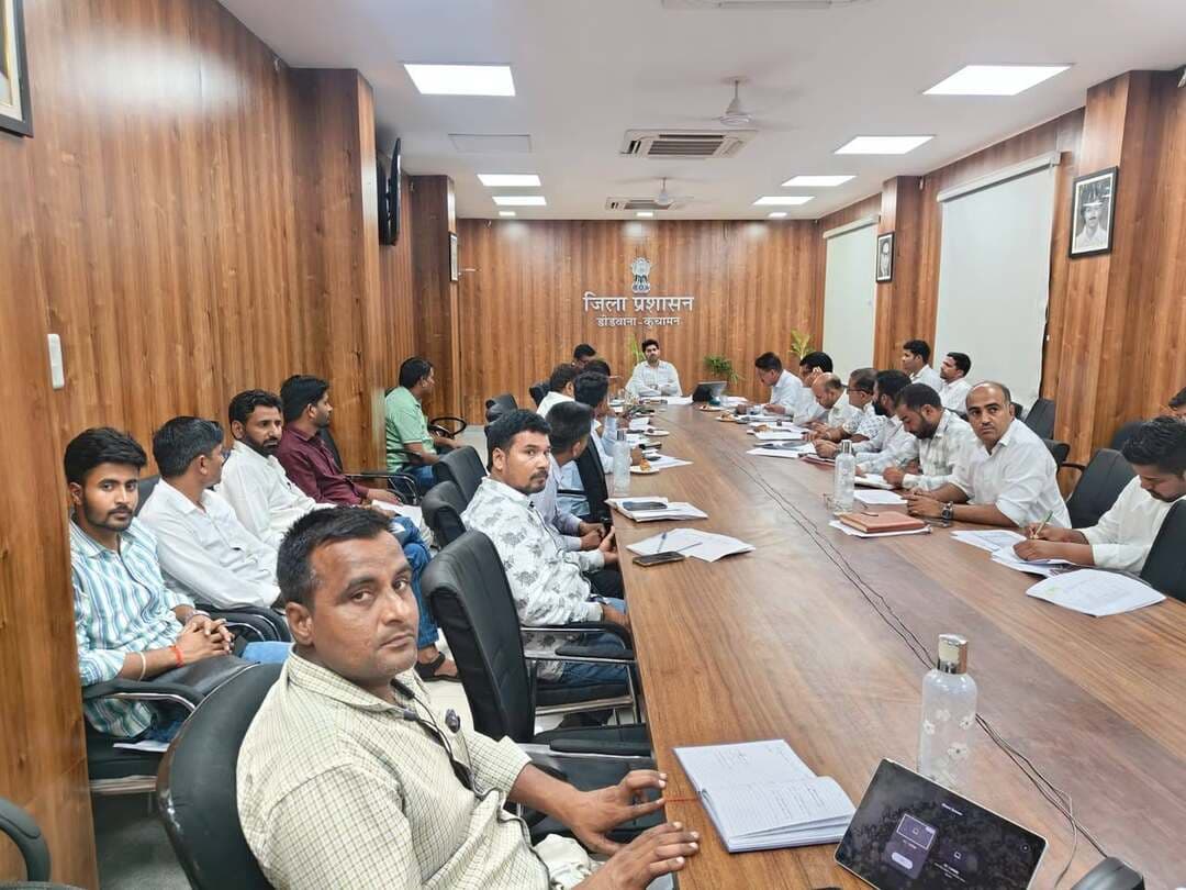 जिला कलक्टर ने की ग्रामीण विकास व पंचायती राज विभाग की योजनाओं की समीक्षा
आवश्यक कार्यों को शीघ्र पूरा करने के दिये निर्देश
डीडवाना-कुचामन, 26 सितंबर।
जिला कलेक्टर अवधेश मीना की अध्यक्षता में ग्रामीण विकास एवं पंचायती राज विभाग की योजनाओं की प्रगति की समीक्षा बैठक शनिवार को कलेक्ट्रेट सभागार में आयोजित हुई।
बैठक में विभाग की विभिन्न योजनाओं और विकासात्मक कार्यों पर विस्तार से चर्चा की गई और योजनाओं की प्रगति की समीक्षा की गई।
बैठक में जिला कलक्टर ने विकसित भारत - जन सेवा अभियान के तहत शिविरों की प्रगति, विकसित भारत गारंटी फॉर रोजगार और आजीविका मिशन (ग्रामीण), स्वच्छ भारत मिशन (ग्रामीण) एवं अटल ज्ञान केंद्रों की स्थापना,प्रधानमंत्री आवास योजना (ग्रामीण) की प्रगति की समीक्षा कर लंबित कार्यों का त्वरित निस्तारण करने के निर्देश दिए।
उन्होंने स्वयं सहायता समूहों द्वारा बनाए गए उत्पादों की ब्रांडिंग, पैकेजिंग में सुधार एवं ई-कॉमर्स प्लेटफॉर्म विकसित करने, आंगनबाड़ी केंद्रों व स्कूलों में मिड-डे-मील के लिए स्थानीय स्तर पर फल-सब्जी उपलब्ध कराने तथा SHGs की आजीविका संवर्द्धन हेतु 11 हजार अमृत पोषण वाटिकाओं का निर्माण करने, डॉ० श्यामा प्रसाद मुखर्जी जिला उत्थान योजना तथा MP LAD/MLA LAD के स्वीकृत व लंबित कार्यों की प्रगति तथा आवश्यक नागरिक सुविधाओं से संबंधित परियोजनाओं का निस्तारण एवं पंचायती राज से संबंधित मुद्दे की समीक्षा कर आवश्यक कार्य प्रगति सुनिश्चित करने के निर्देश दिए।
इस दौरान बैठक में अतिरिक्त मुख्य कार्यकारी अधिकारी ख़ुमाराम सारण सहित सभी विकास अधिकारी एवं संबंधित अधिकारी व कार्मिक मौजूद रहे।
—