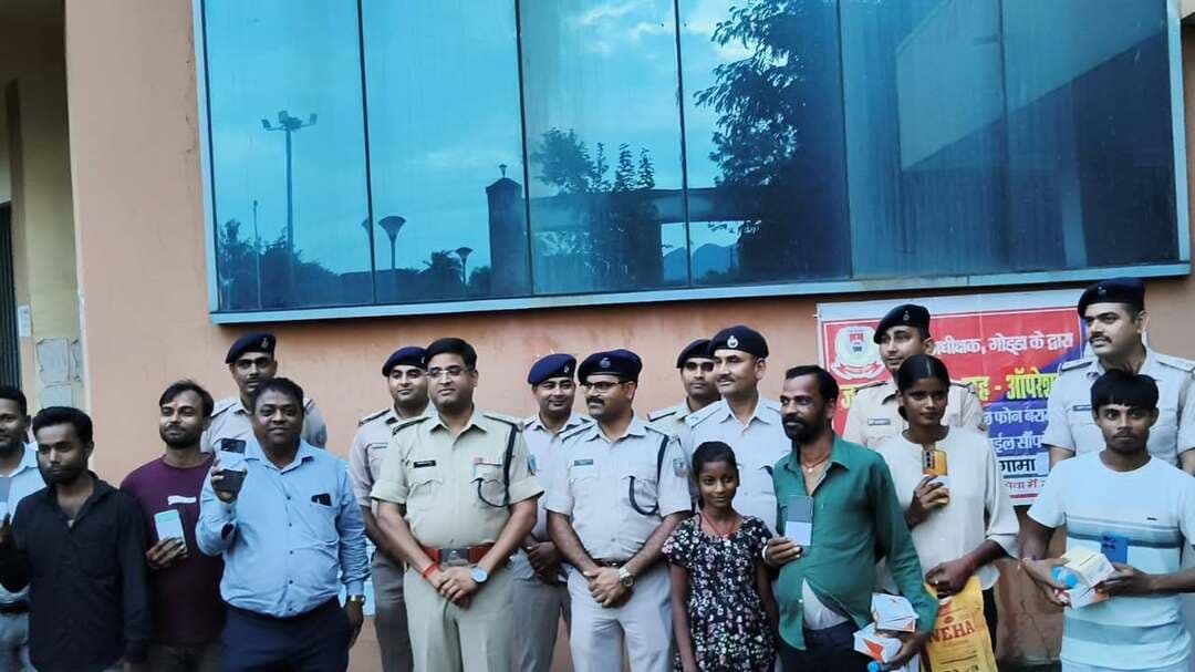 गोड्डा/महागामा: साइबर अपराध पर शिकंजे की तैयारी! महागामा में साइबर सेल शुरू, 21 मोबाइल धारकों को लौटाए गए!
#Mahagama #Godda #CyberCell #OperationMuskaan #GoddaPolice #JharkhandPolice #MissingMobile #MobileRecovery #CyberCrime
महागामा में साइबर अपराध पर प्रभावी नियंत्रण और तकनीकी जांच को मजबूत करने की दिशा में पुलिस ने बड़ा कदम उठाया है। शनिवार को महागामा अनुमंडल पुलिस कार्यालय में एसपी गोड्डा मुकेश कुमार ने साइबर सेल का उद्घाटन किया। वहीं, ऑपरेशन मुस्कान के तहत बरामद 30 गुम मोबाइल में से 21 मोबाइल उनके वास्तविक धारकों को सौंपे गए। शेष मोबाइल की पहचान के बाद संबंधित थाना क्षेत्रों में धारकों को दिए जाएंगे। एसपी ने लोगों से साइबर ठगी से सतर्क रहने और OTP, बैंक खाते समेत गोपनीय जानकारी किसी से साझा नहीं करने की अपील की।