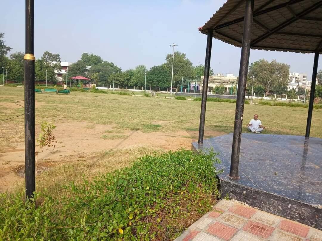 किरोड़ीमल पार्क के संरक्षण, विद्यार्थियों की पढ़ाई और एनजीटी नियमों की अनुपालना को लेकर उपायुक्त को सौंपा ज्ञापन : नागरिकों ने उठाई आवाज
सनातन संस्कृति का पूर्ण सम्मान, लेकिन बच्चों की पढ़ाई और हरियाली भी जरूरी : नागरिक
भिवानी, 26 सितंबर : शहर के किरोड़ीमल पार्क के प्राकृतिक स्वरूप को बचाने, एनजीटी के दिशा-निर्देशों का पालन कराने और आसपास के शैक्षणिक संस्थानों में पढ़ रहे विद्यार्थियों के भविष्य को ध्यान में रखते हुए स्थानीय निवासियों एवं प्रबुद्ध नागरिकों ने उपायुक्त को मांगपत्र सौंपा। नागरिकों ने मांग की है कि पार्क परिसर में भारी ध्वनि प्रदूषण और गैर-संबद्ध आयोजनों पर रोक लगाई जाए, ताकि छात्रों की पढ़ाई और मरीजों का स्वास्थ्य प्रभावित न हो।
नागरिकों द्वारा सौंपे गए ज्ञापन में स्पष्ट किया गया है कि किरोड़ीमल पार्क नगर परिषद द्वारा जनहित और पर्यावरण संतुलन के लिए विकसित किया गया मुख्य पार्क है। इस पार्क के बेहद करीब शासकीय मैडिकल कॉलेज, कन्या उच्च विद्यालय, वैश्य कॉलेज, साई स्पोर्ट्स अकादमी और पंडित नेकीराम जिला पुस्तकालय स्थित हैं, जहां सैकड़ों छात्र देर रात तक अध्ययन करते हैं। इसके अलावा जिला नागरिक अस्पताल और रिहायशी कॉलोनियां जाट कॉलोनी, कृष्णा कॉलोनी, किरोड़ीमल पार्क कॉलोनी, विजय नगर, न्यू पार्क कॉलोनी, राम नगर आदि भी इसके निकट हैं। सर्वोच्च न्यायालय और ध्वनि प्रदूषण नियम 2000 के अनुसार किसी भी शैक्षणिक संस्थान और अस्पताल के 100 मीटर के दायरे को शांत क्षेत्र (साइलेंस जोन) घोषित किया गया है, जहां लाउडस्पीकर का प्रयोग वर्जित है। वहीं एनजीटी के कड़े नियमों के अनुसार सार्वजनिक पार्कों का उपयोग केवल पर्यावरण और नागरिकों के स्वास्थ्य के लिए हो सकता है और वहां किसी भी प्रकार के आयोजन से वनस्पति व मिट्टी को नुकसान पहुंचता है।
इस विषय पर अपनी बात रखते हुए अधिवक्ता सुनील, रविंद्र अशोक कुमार, तिलकराज, सुरेंद्र, ब्रह्मानंद, बलबीर सहित अन्य ने कहा कि हमारा उद्देश्य किसी भी धार्मिक आयोजन या किसी की भावनाओं को ठेस पहुंचाना बिल्कुल नहीं है। हम सभी सनातन संस्कृति का दिल से सम्मान करते हैं। लेकिन पार्क परिसर में जिला पुस्तकालय है, जहां बच्चे रात 10 बजे तक पढ़ते हैं। पूर्व में हुए आयोजनों के भारी शोर-शराबे और भीड़ से पार्क में लगी लाखों रुपये की घास व पौधे नष्ट हो जाते हैं और बच्चों की पढ़ाई गंभीर रूप से बाधित होती है। पढ़ाई में बाधा आने से सीधे तौर पर हमारे बच्चों के भविष्य पर असर पड़ेगा। नागरिकों ने कहा कि वे प्रशासन से अपील करते हैं कि रामलीला मंचन जैसे भव्य आयोजनों को शहर के अन्य उपयुक्त और खुले स्थानों, जैसे सिटी मॉल के सामने पड़ी खाली जमीन या मेला ग्राउंड में स्थानांतरित किया जाए। यह प्रशासन का एक अत्यंत स्वागत योग्य, विधिक और पर्यावरण हितैषी निर्णय होगा।
नागरिकों ने उपायुक्त भिवानी, नगर परिषद चेयरपर्सन, डीएमसी और सीएमओ भिवानी को प्रतिलिपि भेजकर आग्रह किया है कि किरोड़ीमल पार्क में होने वाले भारी ध्वनि प्रदूषण पर विधिक रोक लगाई जाए। इससे जहां एक ओर पार्क की हरियाली सुरक्षित रहेगी, वहीं दूसरी ओर मेडिकल कॉलेज के गंभीर मरीजों को राहत मिलेगी और पास के स्कूलों व पुस्तकालय में पढऩे वाले छात्रों का अध्ययन सुचारू रूप से चल सकेगा।