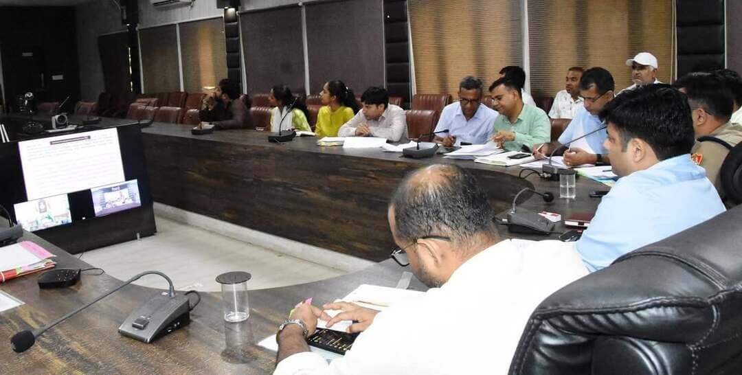 अधिकारी समाधान शिविर, जनसंवाद और सीएम विंडो पोर्टल को गंभीरता से लें: डीसी साहिल गुप्ता
- डीसी साहिल गुप्ता ने की समाधान शिविर, जनसंवाद और सीएम विंडो पोर्टल की समीक्षा
भिवानी, 26 सितंबर। डीसी साहिल गुप्ता ने सभी विभागों के अधिकारियों के साथ लघु सचिवालय स्थित डीआरडीए सभागार में समाधान शिविर, जन संवाद और सीएम विंडो पोर्टल की समीक्षा की। उन्होंने अधिकारियों को निर्देश देते कहा कि नागरिकों की समस्याओं को एक ही छत के नीचे समाधान करने के लिए ही सरकार द्वारा समाधान शिविर शुरु किए गए हैं। अधिकारी समाधान शिविरों, जनसंवाद और सीएम विंडो पोर्टल को गंभीरता से लें।
डीसी ने कहा कि मुख्यमंत्री श्री नायब सिंह सैनी भी समाधान शिविर, सीएम विंडो और जनसंवाद पोर्टल की स्वयं समीक्षा करते हैं। ऐसे में कोई भी अधिकारी लापरवाही ना बरतें। पोर्टल पर आने वाली शिकायतों पर गौर से कार्रवाई होनी चाहिए और उनकी नियमित रूप से निगरानी हो। डीसी ने कहा कि यदि किसी समस्या का समाधान जिला स्तर पर नहीं होता है तो संबंधित अधिकारी शिकायतकर्ता को समस्या का समाधान न होने के कारण बताएं ताकि उनकी संतुष्टिï हो। उन्होंने निर्देश दिए भूमि संबंधित मामलों का उन पर नियमानुसार कार्रवाई हो। उन्होंने कहा कि पोर्टल पर एटीआर स्पष्टï रूप से भरी जाए। अधिकारी अधीनस्थ कर्मचारियों पर कोई कार्य ना छोडें़।
डीसी ने निर्देश देते हुए कहा कि अक्सर समाधान शिविरों में पंचायत विभाग, शहरी स्थानीय निकाय, सिंचाई विभाग, कृषि विभाग, बिजली निगम, क्रीड, जनस्वास्थ्य अभियांत्रिकी, राजस्व विभाग और लोक निर्माण विभाग से संबंधित शिकायतें आती हैं, ऐेसे में इन विभागों के जिलाधिकारी स्वयं समाधान शिविरों में मौजूद रहें और नागरिकों की समस्याओं का समाधान करें। उन्होंने कहा कि फरियादियों को बार-बार समाधान शिविरों और चंडीगढ़ मुख्यालय पर मुख्यमंत्री के पास अपनी शिकायत लेकर ना आना पड़े। अधिकारी संवेदनशीलता के साथ समस्या का समाधान करें।
बैठक में उप वन संरक्षक विपिन कुमार सिंह, सीटीएम अनिल कुमार, एसडीएम सिवानी विजया मलिक, एसडीएम तोशाम संदीप कुमार, डीएमसी हरबीर सिंह, सिविल सर्जन डॉ रघुवीर शांडिल्य, जिला परिषद के डिप्टी सीईओ रविंद्र दलाल, जिला शिक्षा अधिकारी निर्मल दहिया, बिजली निगम के एसई जितेंद्र ढुल, जनस्वास्थ्य विभाग के एसई सुनील रंगा, जीएम रोडवेज दीपक कुंडू, जिला कार्यक्रम अधिकारी मंजू राणा, एलडीएम राजन मल्होत्रा सहित सभी विभागों के अधिकारी मौजूद रहे।
***** **†********