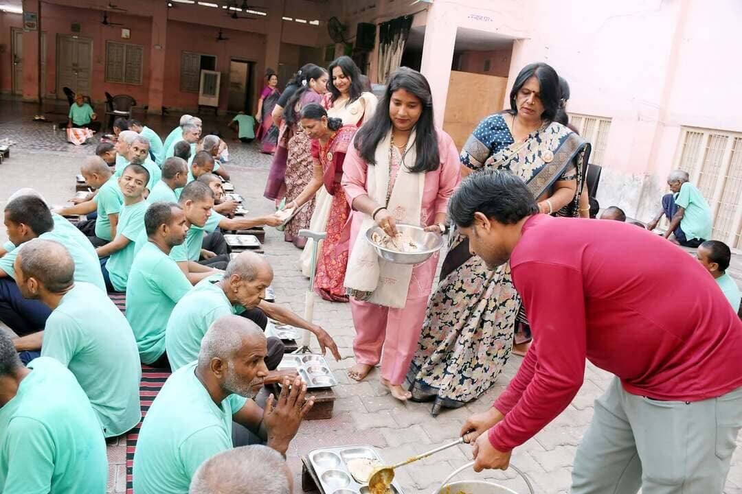 महाराजा अग्रसेन जयंती महोत्सव के तहत श्री अग्रवाल महिला मंडल ट्रस्ट ने अपना घर आश्रम में बांटा सूखा राशन
प्रत्येक जरूरतमंद की सेवा ही है मानवता की सबसे बड़ी और पवित्र सेवा : सीमा बंसल
भिवानी, 26 सितंबर : महाराजा अग्रसेन द्वारा दिखाए गए परोपकार, करुणा और समाज कल्याण के मार्ग पर चलते हुए अग्रवाल समाज द्वारा विभिन्न सामाजिक एवं मानव सेवा कार्यों की श्रृंखला आयोजित की जा रही है। 11 अक्तूबर तक चलने वाले इन विशेष सेवा कार्यक्रमों की कड़ी में श्री अग्रवाल महिला मंडल ट्रस्ट की ओर से एक सराहनीय पहल की गई। ट्रस्ट की ओर से स्थानीय दादरी गेट स्थित श्रीकृष्ण प्रणामी मंदिर परिसर में संचालित अपना घर आश्रम में रह रहे प्रभु जनों के लिए सूखा राशन वितरित किया। इस सेवा कार्य के दौरान महिला मंडल की सदस्यों ने बढ़-चढक़र भाग लिया और समाज सेवा के प्रति अपनी प्रतिबद्धता दोहराई। कार्यक्रम के दौरान श्री अग्रवाल महिला मंडल ट्रस्ट की चेयरपर्सन सीमा बंसल ने कहा कि जीव सेवा ही मानवता की सबसे बड़ी और सबसे पवित्र सेवा है। महाराजा अग्रसेन ने हमें यही अमर संदेश दिया था कि समाज के अंतिम व्यक्ति और प्राणी तक मदद पहुंचे। कोई भी व्यक्ति बेसहारा या भूखा न रहे, यही उनका मूल विचार था। हमें उनके इन महान आदर्शों को केवल बातों तक सीमित न रखकर अपने व्यावहारिक जीवन में उतारना चाहिए और निरंतर समाज सेवा के कार्यों में तत्पर रहना चाहिए। उन्होंने कहा कि जब पूरा समाज एकजुट होकर और निस्वार्थ भावना से प्रयास करेगा, तभी वास्तव में समाज के जरूरतमंद और असहाय लोगों को सही मायने में सहारा मिल सकेगा। अग्रसेन जयंती के इस पावन एवं शुभ अवसर पर शुरू की गई सेवा की यह मुहिम केवल यहीं समाप्त नहीं होगी, बल्कि यह आगे भी इसी प्रकार निरंतर और अनवरत जारी रहेगी। इस अवसर पर रेखा अग्रवाल, प्रधान नीतू बसल, रिंकी गुप्ता उप प्रधान, प्रीति गोयल कोषाध्यक्ष, अलका सगई, मोनिका जैन, ममता अग्रवाल, रूबी गुप्ता, सुरेखा बसल, हिमांशी कसेरा, उमेश बंसल, कृष्णा जैन, नवीन गोयत व मुरालीलाल गुप्ता सहित अनेक गणमान्य लोग मौजूद रहे।