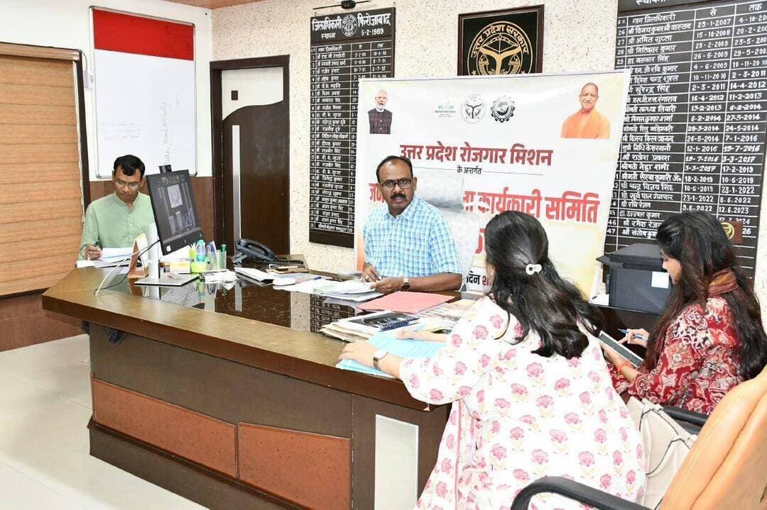 फिरोजाबाद रोजगार मिशन के तहत जिला कार्यकारिणी समिति की बैठक संपन्न, पंजीयन पर जोर
फिरोजाबाद। उत्तर प्रदेश रोजगार मिशन के अंतर्गत शनिवार को जिला कार्यकारिणी समिति की बैठक जिलाधिकारी संतोष कुमार शर्मा की अध्यक्षता में संपन्न हुई।
बैठक में जिलाधिकारी ने जिला सेवायोजन अधिकारी को निर्देश दिए कि जिले के अधिक से अधिक अभ्यर्थियों का रोजगार संगम पोर्टल पर पंजीयन सुनिश्चित कराया जाए। जिला सेवायोजन अधिकारी ने बताया कि सभी अभ्यर्थी सेवायोजन विभाग के पोर्टल *rojgaarsangam.up.gov.in* पर जॉबसीकर के रूप में अपना पंजीयन अवश्य कराएं।
उन्होंने बताया कि पंजीयन होने से समय-समय पर आयोजित होने वाले रोजगार मेला, आउटसोर्सिंग भर्तियों एवं विदेश में नौकरी के अवसरों के लिए आवेदन किया जा सकेगा। इससे कुशल, अर्द्धकुशल व अकुशल बेरोजगार अभ्यर्थियों को जिले में ही रोजगार के अवसर मिल सकेंगे और अंतिम समय में होने वाली कठिनाइयों से भी बचा जा सकेगा।
साथ ही जिले के सभी नियोजकों से भी अपील की गई है कि वे रोजगार संगम पोर्टल पर नियोजक के रूप में अपना पंजीयन कराना सुनिश्चित करें, ताकि जिले के बेरोजगार युवाओं को स्थानीय स्तर पर ही रोजगार उपलब्ध कराया जा सके।