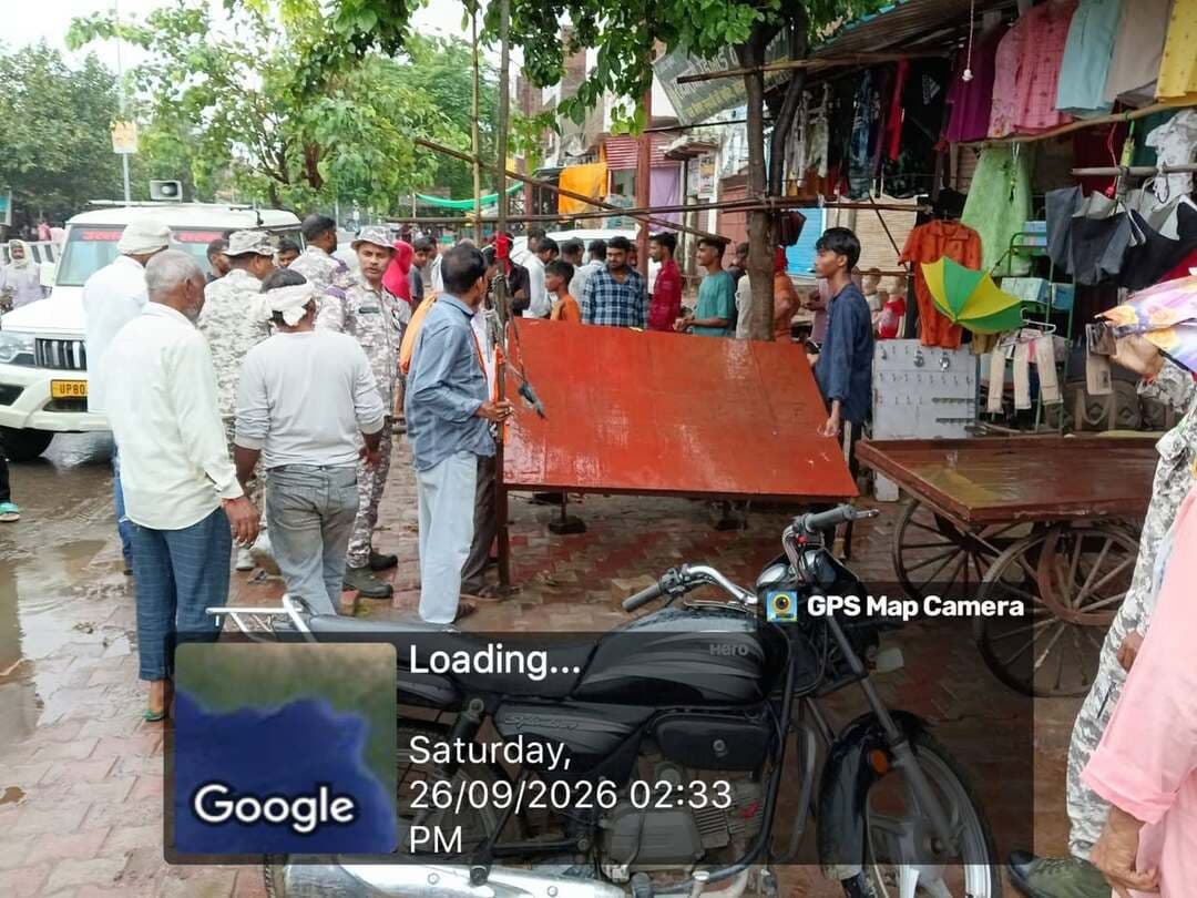 फिरोजाबाद नगर निगम का अतिक्रमण अभियान, फुटपाथ खाली कराया
फिरोजाबाद। नगर निगम द्वारा 26 सितंबर 2026 को बंबा रोड कोटला चौराहा से टापाखुर्द चौराहे तक अतिक्रमण हटाओ अभियान चलाया गया।
अभियान के दौरान फुटपाथ पर दुकानदारों द्वारा लगाई गई बेंच, ठेल, तख्त, काउंटर, बोर्ड आदि हटवाए गए। सभी दुकानदारों को सचेत किया गया कि फुटपाथ पैदल चलने वालों के आवागमन के लिए है, अतः अतिक्रमण न करें ताकि आम जनता का आवागमन बाधित न हो और यातायात सुगम रहे।
सहायक नगर आयुक्त ने बताया कि नगर निगम का अभियान आगे भी जारी रहेगा। पुनः अतिक्रमण करने पर संबंधित अतिक्रमणकर्ता के विरुद्ध कार्रवाई की जाएगी। अभियान के दौरान नगर निगम प्रवर्तन दल की टीम उपस्थित रही।