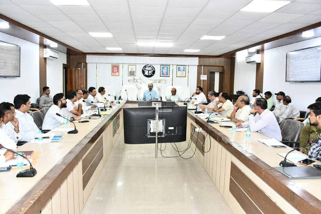 फिरोजाबाद: जल जीवन मिशन पर जिलाधिकारी सख्त
धीमी प्रगति पर एजेंसियों को चेतावनी, ब्लैकलिस्ट करने की दी चेतावनी
जिलाधिकारी संतोष कुमार शर्मा की अध्यक्षता में कलेक्ट्रेट सभागार में जल जीवन मिशन की समीक्षा बैठक हुई। हर घर तक शुद्ध पेयजल पहुंचाने के लक्ष्य को लेकर चल रहे कार्यों की प्रगति का जायजा लिया गया।
पैकेज-1 में एनसीसी के कार्यों में रॉ वॉटर, फिल्टर बेड जैसे घटकों की धीमी प्रगति पर जिलाधिकारी ने श्रमिकों की संख्या बढ़ाने के निर्देश दिए। पाइपलाइन बिछाने से प्रभावित किसानों के फसल मुआवजे का प्राथमिकता पर निस्तारण करने को कहा गया।
पैकेज-2 में एलएनटी द्वारा जरौली, गहरी और सेवल रामपुर क्षेत्र में चल रहे कार्यों की प्रगति असंतोषजनक पाए जाने पर जिलाधिकारी ने सख्त चेतावनी दी कि सुधार न हुआ तो संस्था को ब्लैकलिस्ट किया जाएगा।
