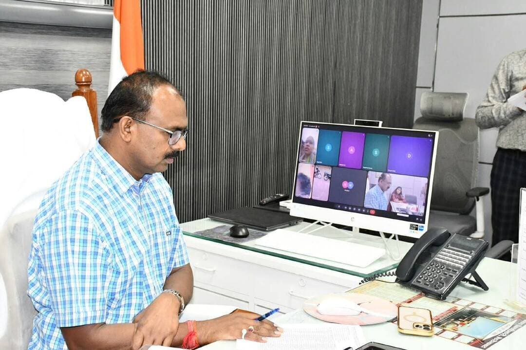 फिरोजाबाद: जिलाधिकारी का गौशालाओं पर सख्त रुख
लाइव स्ट्रीमिंग से लिया जायजा, बारिश में अव्यवस्था पर कार्रवाई की चेतावनी
जिलाधिकारी संतोष कुमार शर्मा ने आज जनपद की विभिन्न गौशालाओं की लाइव स्ट्रीमिंग के माध्यम से समीक्षा की। मौसम विभाग द्वारा आगामी दो दिनों में बारिश की संभावना को देखते हुए अधिकारियों को अलर्ट रहने के निर्देश दिए गए हैं।
जिलाधिकारी ने कहा कि बारिश के दौरान किसी भी गौशाला में जलभराव या अव्यवस्था नहीं होनी चाहिए। सभी उप जिलाधिकारी, खंड विकास अधिकारी और नोडल अधिकारी मौके पर जाकर निरीक्षण करें।
सभी गौशालाओं में हरा चारा, साफ पानी, छाया और साफ-सफाई की पुख्ता व्यवस्था रखने के निर्देश दिए गए हैं। बीमार गोवंशों के लिए अलग व्यवस्था और समय पर इलाज सुनिश्चित करने को कहा गया है।