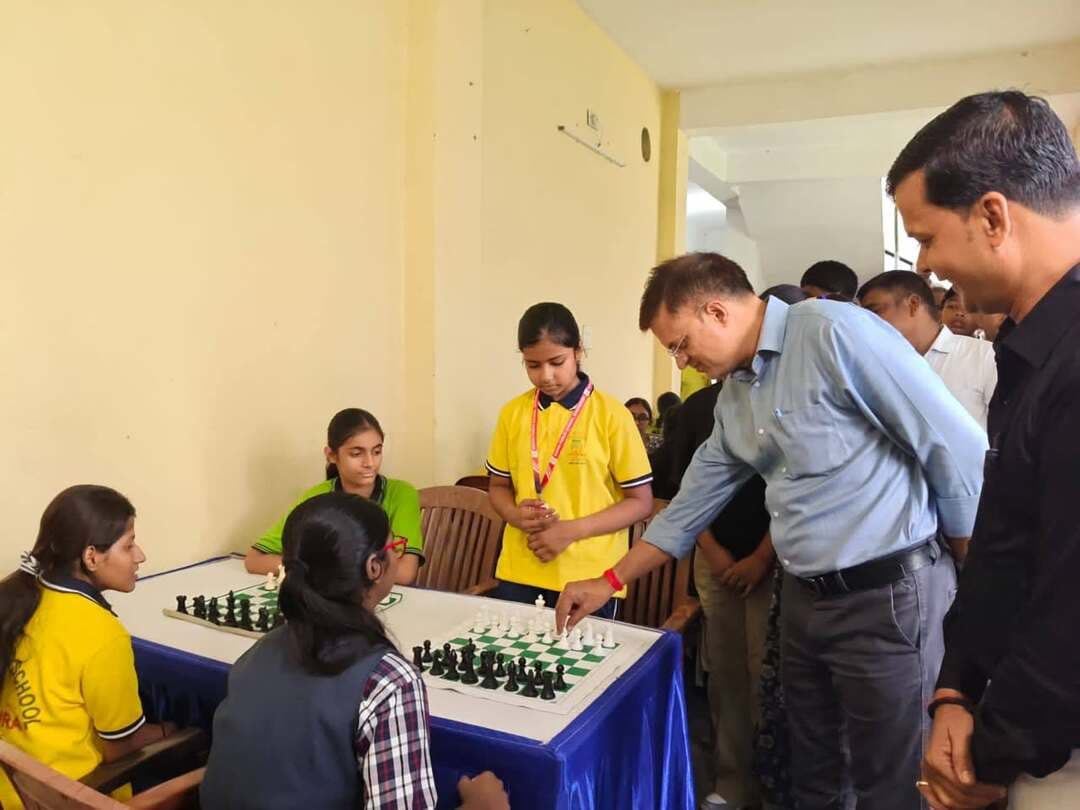 *प्रेस विज्ञप्ति*
समाहरणालय, मधेपुरा
जिला जनसंपर्क कार्यालय
दिनांक : 26 सितंबर 2026
*खेल प्रतिभाओं को मिला मंच, जिला स्तरीय विद्यालय खेल प्रतियोगिता 2026-27 का हुआ भव्य शुभारंभ*
*उप विकास आयुक्त अरुण कुमार ने कहा—खेल शारीरिक ही नहीं, मानसिक विकास के लिए भी आवश्यक; खिलाड़ियों को खेल भावना के साथ उत्कृष्ट प्रदर्शन के लिए किया* *प्रेरित*
मधेपुरा, 26 सितंबर 2026 : खेल विभाग, बिहार, बिहार राज्य खेल प्राधिकरण, पटना एवं जिला प्रशासन, मधेपुरा के संयुक्त तत्वावधान में जिला स्तरीय विद्यालय खेल प्रतियोगिता 2026-27 का शुभारंभ शनिवार को बी.पी. मंडल इंडोर स्टेडियम, मधेपुरा में हुआ। प्रतियोगिता का उद्घाटन उप विकास आयुक्त श्री अरुण कुमार एवं कला एवं संस्कृति पदाधिकारी-सह-उपाधीक्षक शारीरिक शिक्षा सुश्री आम्रपाली कुमारी ने संयुक्त रूप से दीप प्रज्ज्वलित कर किया।
इस अवसर पर उप विकास आयुक्त श्री अरुण कुमार ने खिलाड़ियों को संबोधित करते हुए कहा कि खेल केवल शारीरिक विकास का माध्यम नहीं, बल्कि मानसिक एवं व्यक्तित्व विकास का भी महत्वपूर्ण साधन है। उन्होंने खिलाड़ियों से खेल को पूरी निष्ठा, अनुशासन एवं खेल भावना के साथ खेलने तथा अपनी प्रतिभा को निखारने का आह्वान किया।
कला एवं संस्कृति पदाधिकारी-सह-उपाधीक्षक शारीरिक शिक्षा सुश्री आम्रपाली कुमारी ने कहा कि खेल से शारीरिक, बौद्धिक एवं मानसिक विकास होता है। उन्होंने खिलाड़ियों को टीम भावना के साथ खेलने के लिए प्रेरित करते हुए कहा कि बेटियां किसी भी क्षेत्र में पीछे नहीं हैं। मधेपुरा की बेटियां भी निरंतर अपनी प्रतिभा का प्रदर्शन कर जिले का नाम रोशन कर रही हैं। उन्होंने सभी खिलाड़ियों से निरंतर मेहनत करते हुए अपने खेल कौशल को और बेहतर बनाने का आह्वान किया।
कार्यक्रम का संचालन शारीरिक शिक्षा स्वास्थ्य अनुदेशक श्री अरुण कुमार ने किया। उन्होंने बताया कि जिला स्तर पर चयनित खिलाड़ी आगामी प्रमंडल स्तरीय प्रतियोगिता में मधेपुरा जिले का प्रतिनिधित्व करेंगे। उन्होंने कहा कि जिला प्रशासन को पूर्ण विश्वास है कि जिले के प्रतिभावान खिलाड़ी प्रमंडल, राज्य एवं राष्ट्रीय स्तर पर उत्कृष्ट प्रदर्शन कर मधेपुरा का नाम रोशन करेंगे।
प्रतियोगिता के अंतर्गत बालक एवं बालिका वर्ग के अंडर-14, अंडर-17 एवं अंडर-19 आयु वर्ग में कराटे, वुशु, शतरंज, बैडमिंटन, योग एवं कुश्ती सहित विभिन्न खेल प्रतियोगिताओं का आयोजन किया जा रहा है।
उद्घाटन समारोह में रंगकर्मी विकास कुमार के निर्देशन में टीम सृजन दर्पण के कलाकारों द्वारा स्वागत नृत्य एवं बिहार के विभिन्न लोकगीतों पर आधारित लोकनृत्य की आकर्षक प्रस्तुति दी गई, जिसने उपस्थित खिलाड़ियों, शिक्षकों एवं दर्शकों का मन मोह लिया।
कार्यक्रम में प्रखंड कल्याण पदाधिकारी, सिंहेश्वर श्री चंदन कुमार, कबड्डी संघ के सचिव श्री रौशन कुमार, खो-खो संघ के सचिव श्री बालकृष्ण कुमार, शतरंज संघ के सचिव श्री अनुज कुमार, खेल शिक्षक श्री मनोज कुमार, श्री दिलीप कुमार सहित विभिन्न खेल संघों के पदाधिकारी, खेल शिक्षक, प्रशिक्षक एवं खिलाड़ी उपस्थित थे।
27 सितंबर को विभिन्न खेल प्रतियोगिताओं का आयोजन
जिला स्तरीय विद्यालय खेल प्रतियोगिता के तहत 27 सितंबर 2026 (रविवार) को बी.पी. मंडल इंडोर स्टेडियम, मधेपुरा में अंडर-14 बालक एवं बालिका वर्ग की कबड्डी प्रतियोगिता आयोजित की जाएगी।
वहीं अंडर-14, अंडर-17 एवं अंडर-19 वर्ग की रग्बी एवं हैंडबॉल प्रतियोगिताएं बी.एन. मंडल स्टेडियम, मधेपुरा में तथा अंडर-14 बालक वर्ग की फुटबॉल प्रतियोगिता शिवनंदन प्रसाद इंटर स्तरीय विद्यालय में आयोजित की जाएगी।
जिला प्रशासन की ओर से जिले के सभी प्रतिभावान विद्यालयी खिलाड़ियों को प्रतियोगिता में उत्साहपूर्वक भाग लेने तथा खेल प्रतिभा का उत्कृष्ट प्रदर्शन करने के लिए शुभकामनाएं दी गई हैं।
Information & Public Relations Department, Government of Bihar
#kahaniBadlavKi
#SevaSankalpAbhiyan
CMO Bihar
Narendra Modi