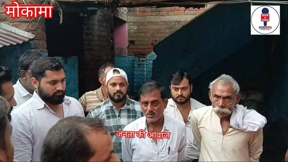 दुख की घड़ी में ढांढस: डूबे हुए मृतक आदित्य के परिजनों से मिले अनंत सिंह के बेटे अंकित-अभिषेक, दिया आर्थिक सहयोग
पटना/मोकामा: बीते दिनों हुई दुखद दुर्घटना में जान गंवाने वाले आदित्य के घर पहुंचकर पूर्व विधायक अनंत सिंह के बेटों, अंकित और अभिषेक ने शोक-संतप्त परिवार से मुलाकात की। इस कठिन समय में परिजनों को सांत्वना देते हुए दोनों भाइयों ने गहरे दुख का व्यक्त किया और पीड़ित परिवार को हर संभव मदद का भरोसा दिया।
#मोकामा #AnantSingh #bihar #Mokama