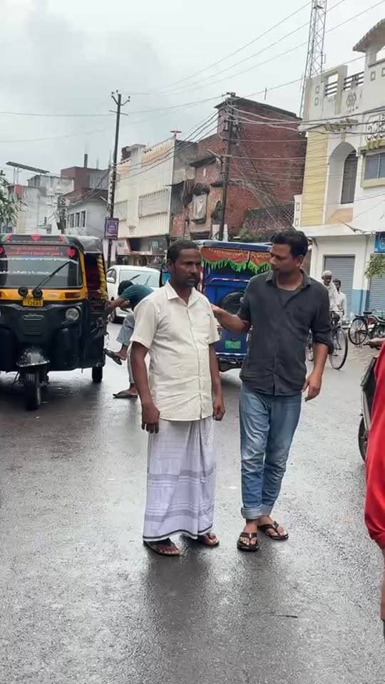Mau : : तेज बारिश और हवा से बिजली ठप, घरों में पानी का संकट: सभासद ने कराया पानी टैंकर का इंतज़ाम… #maunews